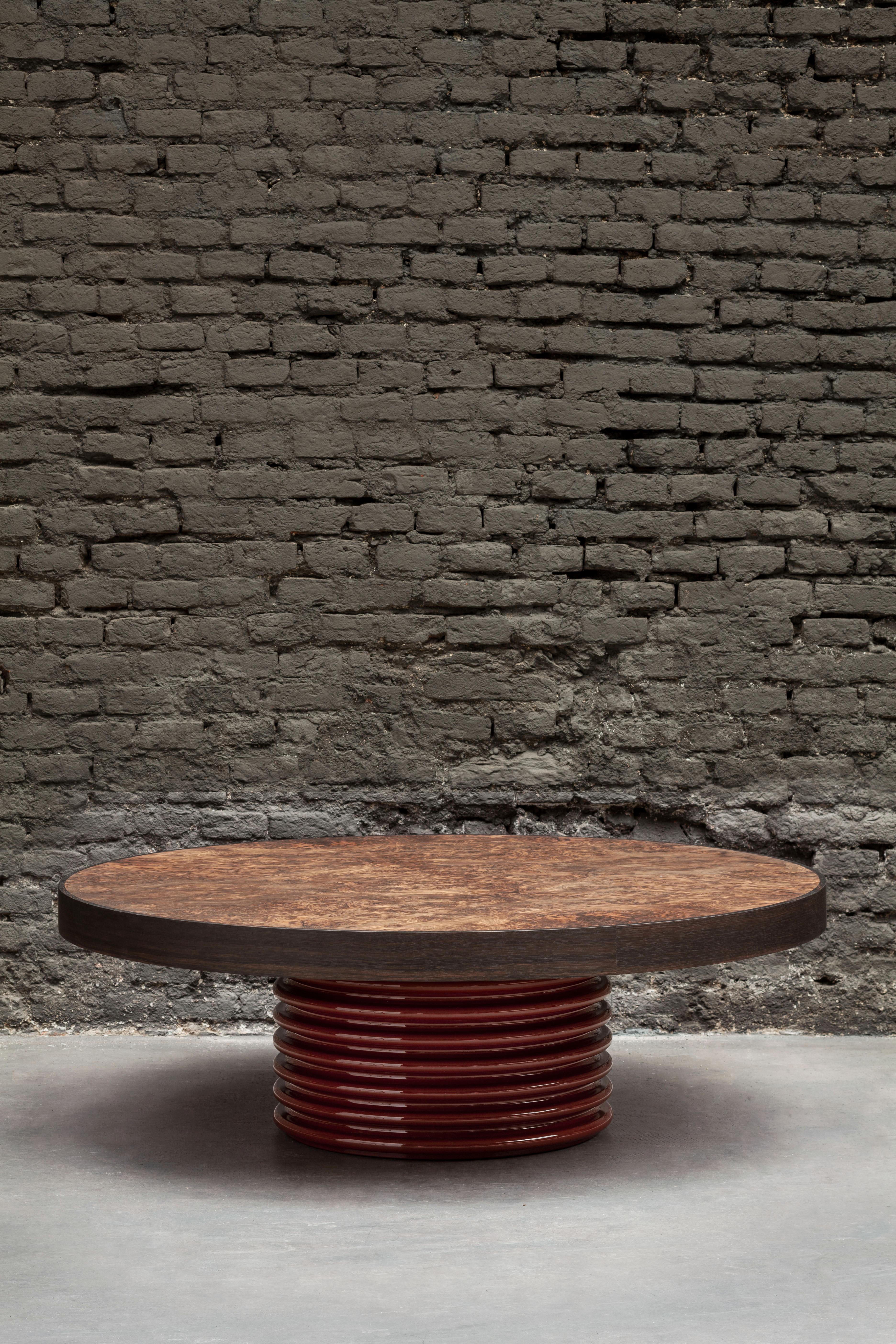 The QD03 tables are part of a series. They can be placed alone or grouped with the different models of the series. Both the table top and the base can be customized in both color and type of material. Each tabletop is made from a unique piece of