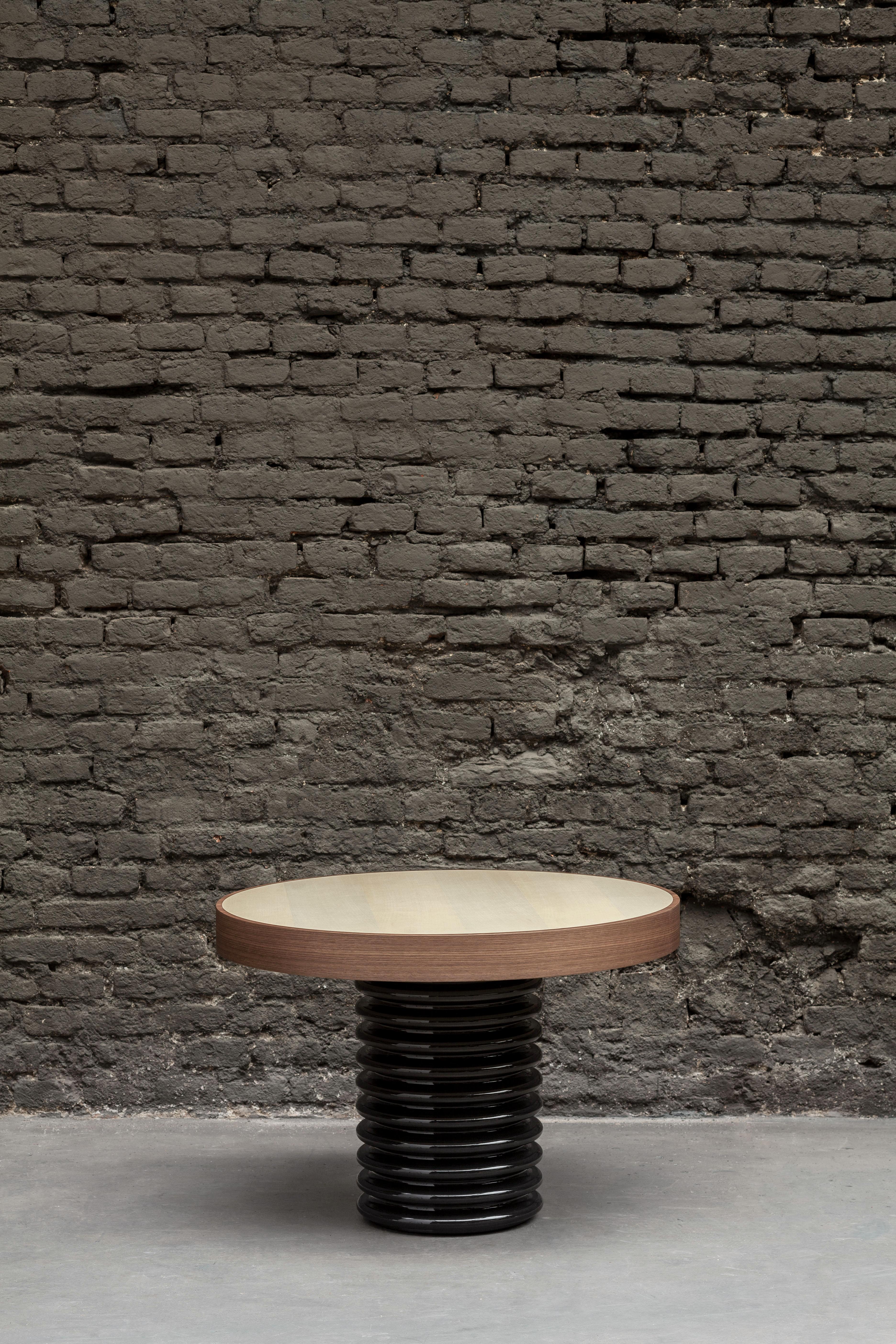 Zeitgenössischer QD03 Beistelltisch mit Tischplatte aus Ahornholz und Nussbaumholzbesatz (Moderne) im Angebot