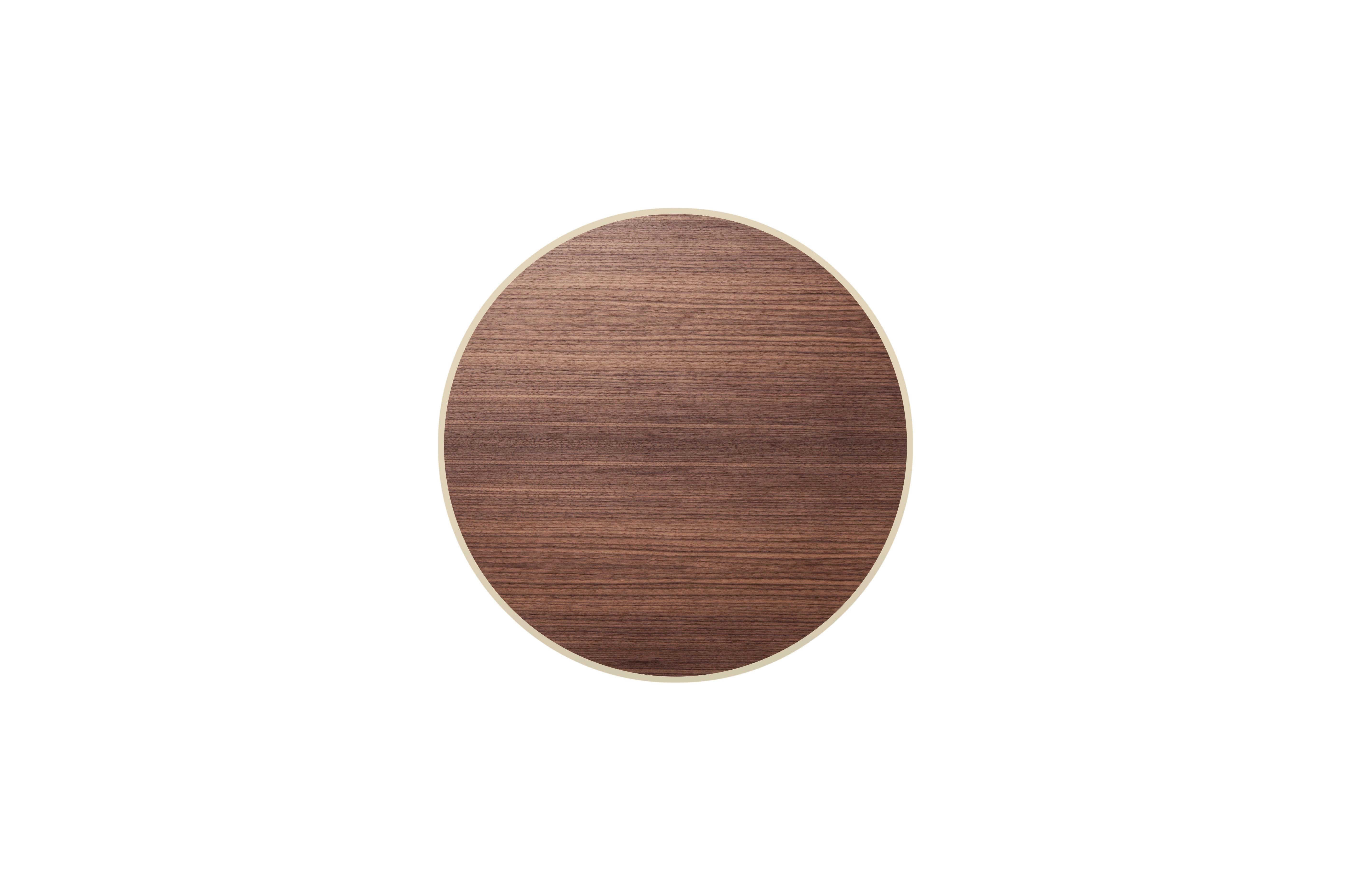 Les tables QD03 font partie d'une série. Ils peuvent être placés seuls ou groupés avec les différents modèles de la série. Le plateau et la base peuvent être personnalisés en termes de couleur et de type de matériau. Chaque plateau de table est