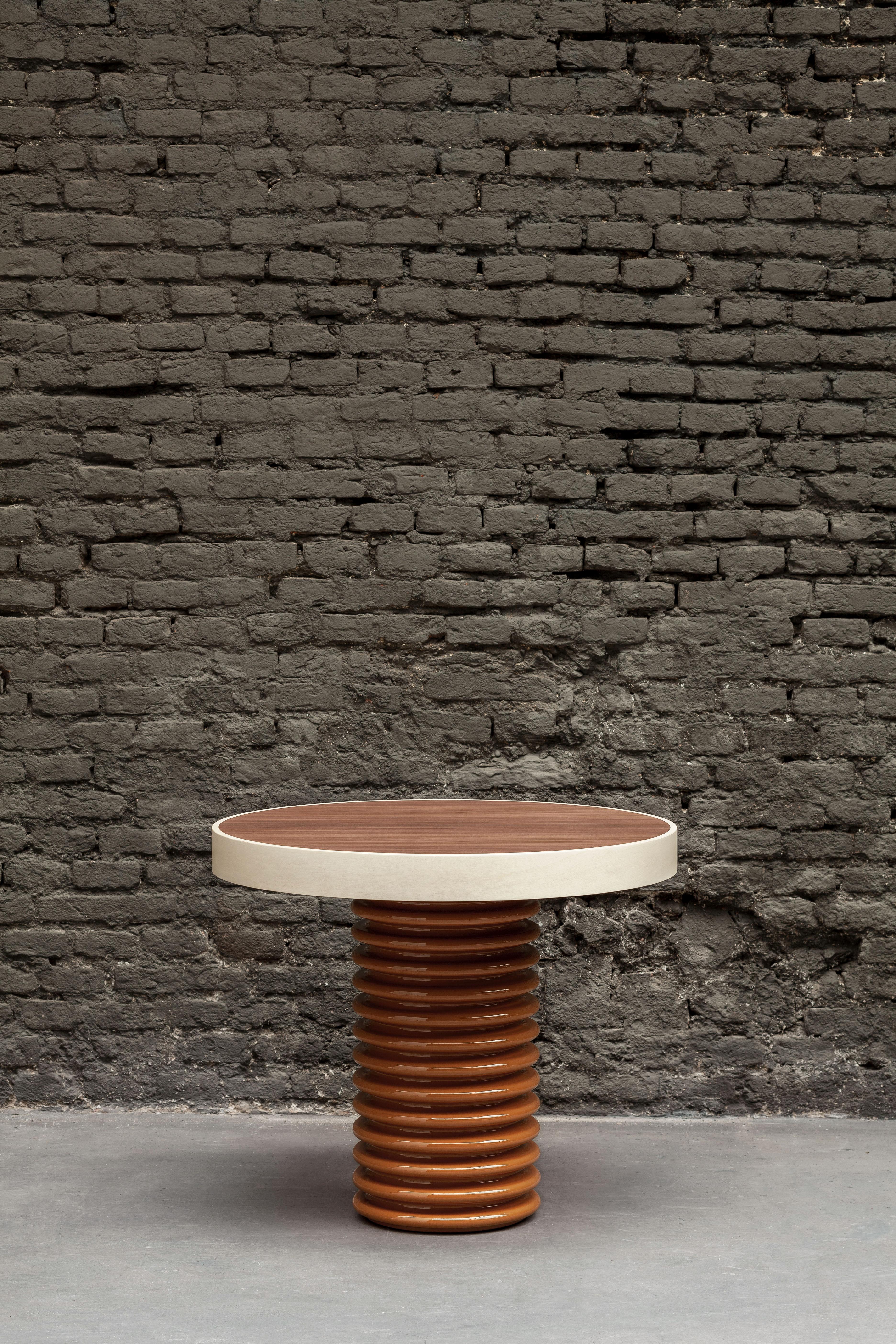italien Table d'appoint contemporaine QD03 avec plateau en bois de noyer et bordure en bois d'érable en vente