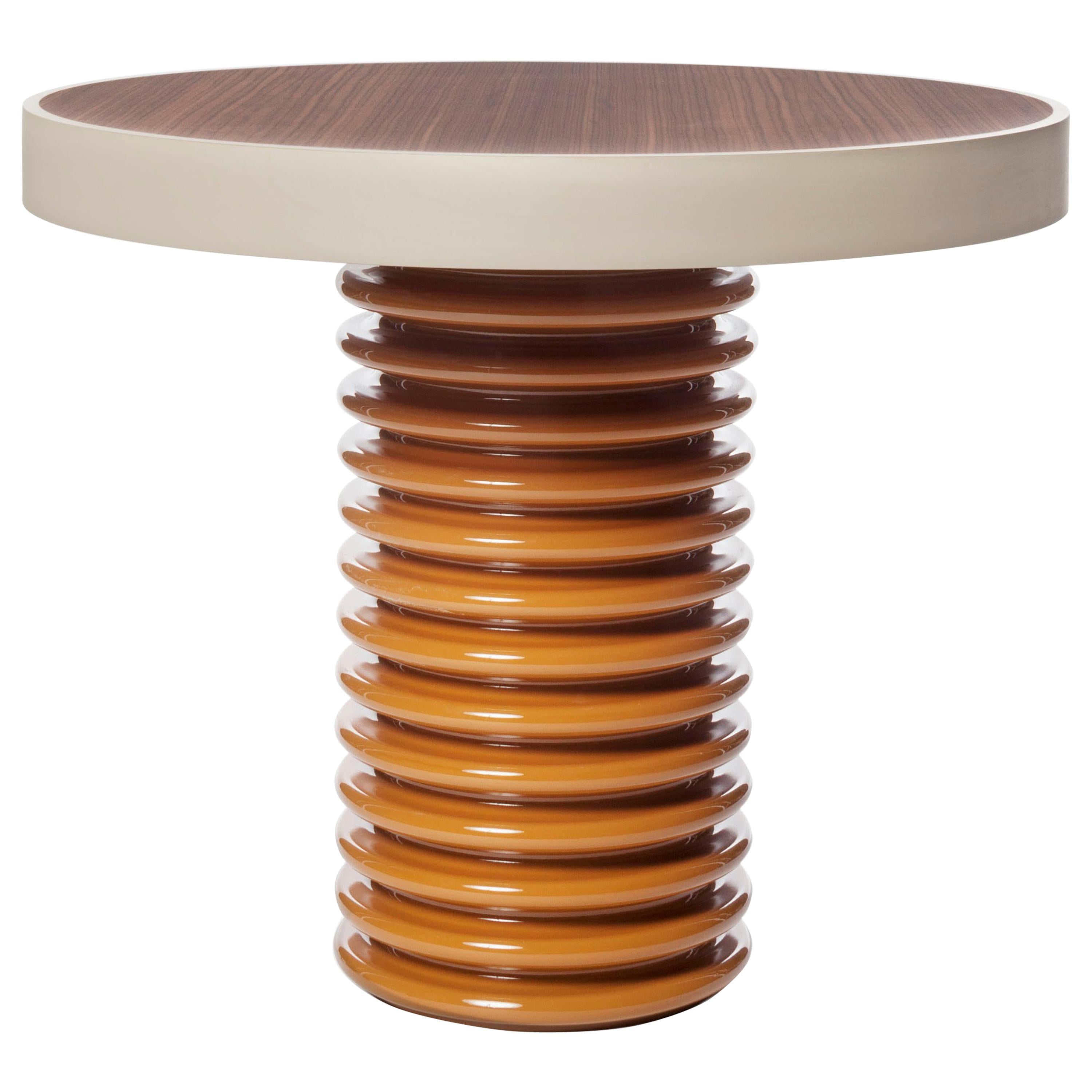 Zeitgenössischer QD03 Beistelltisch mit Tischplatte aus Nussbaumholz und Ahornholzbesatz im Angebot
