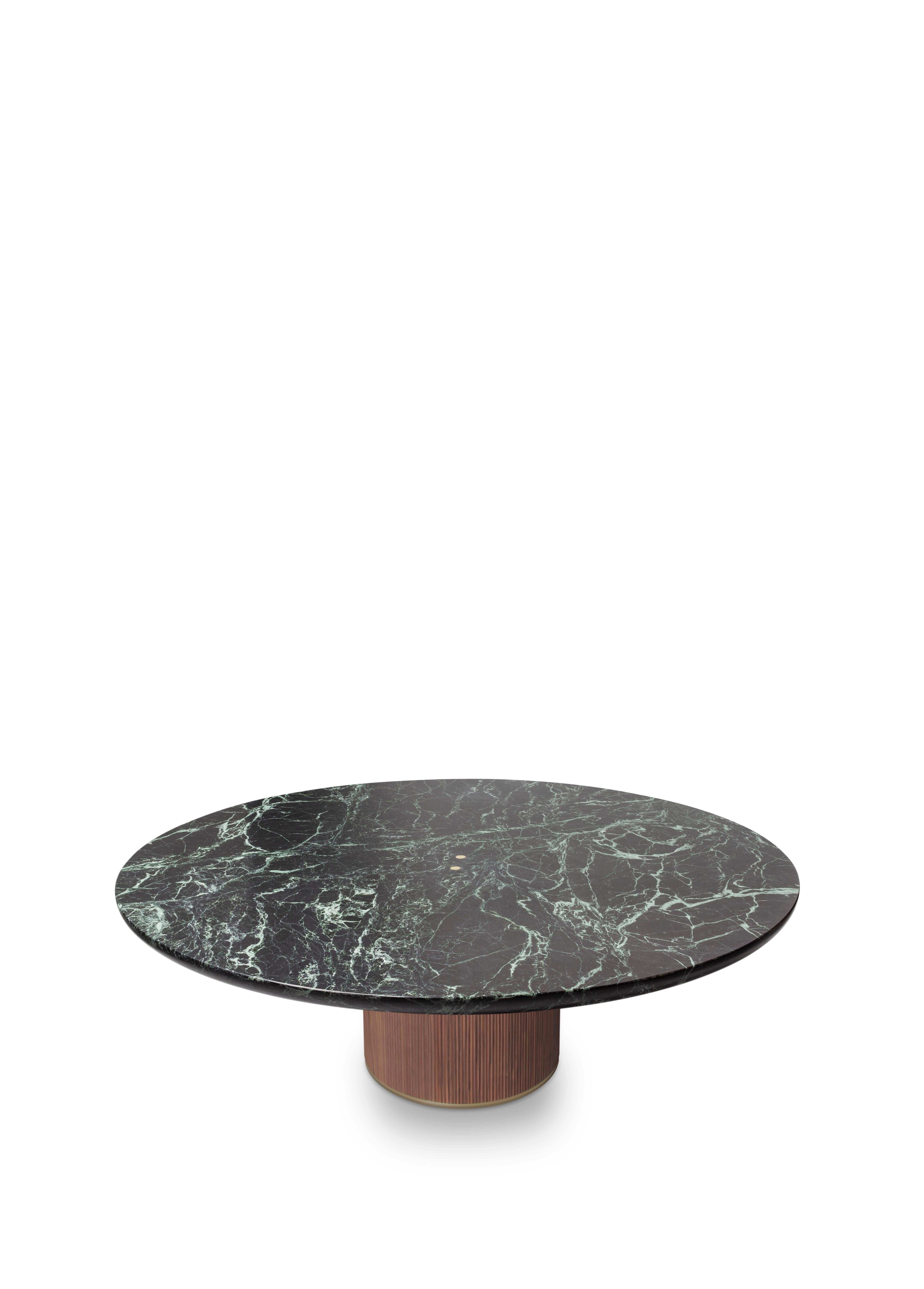 Moderne Table basse contemporaine QD05 avec plateau en marbre vert, base en chêne et détails en laiton en vente