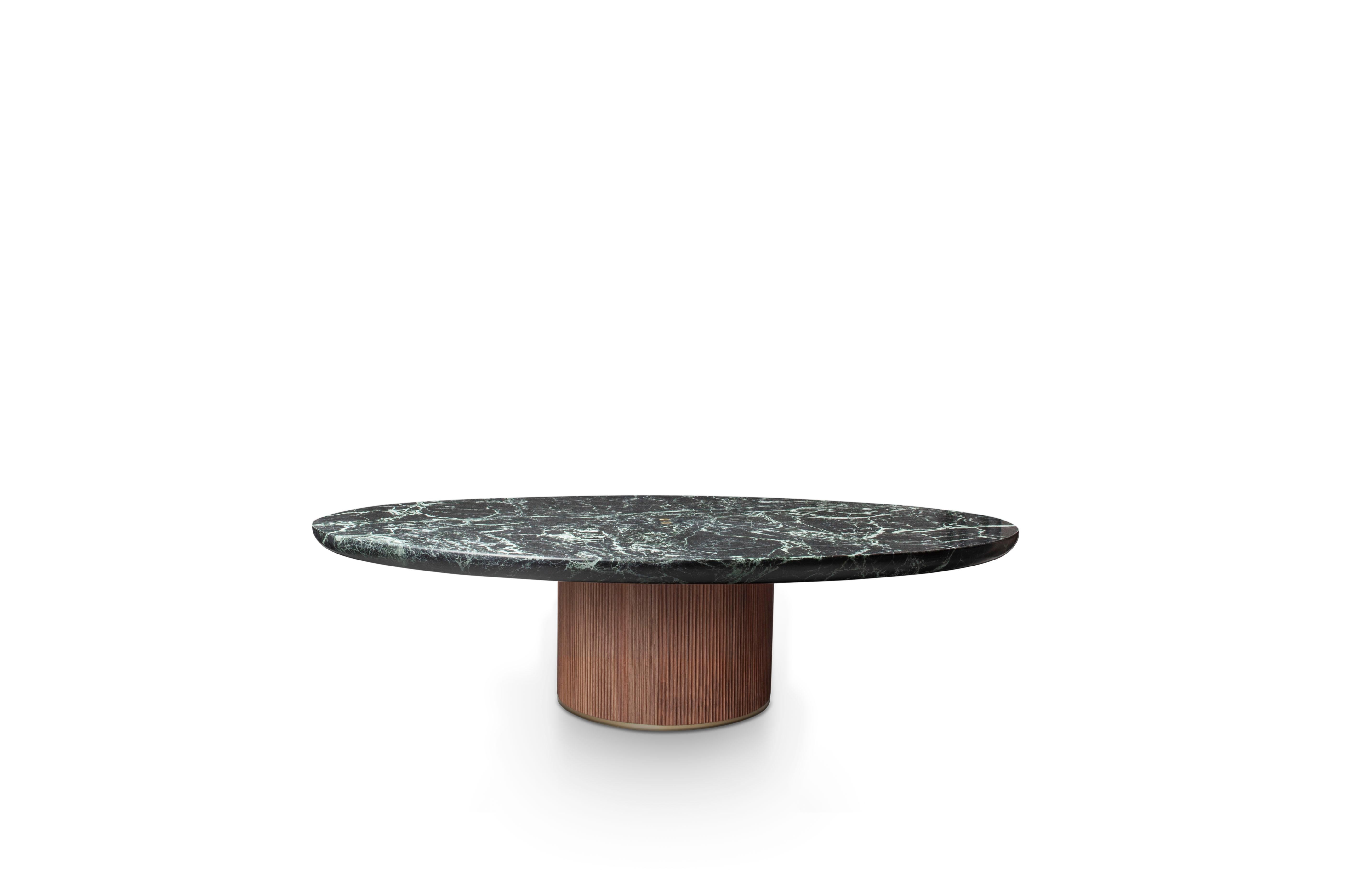 italien Table basse contemporaine QD05 avec plateau en marbre vert, base en chêne et détails en laiton en vente