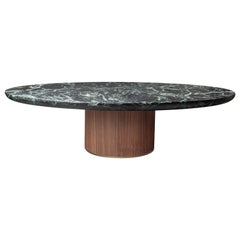 Table basse contemporaine QD05 avec plateau en marbre vert, base en chêne et détails en laiton