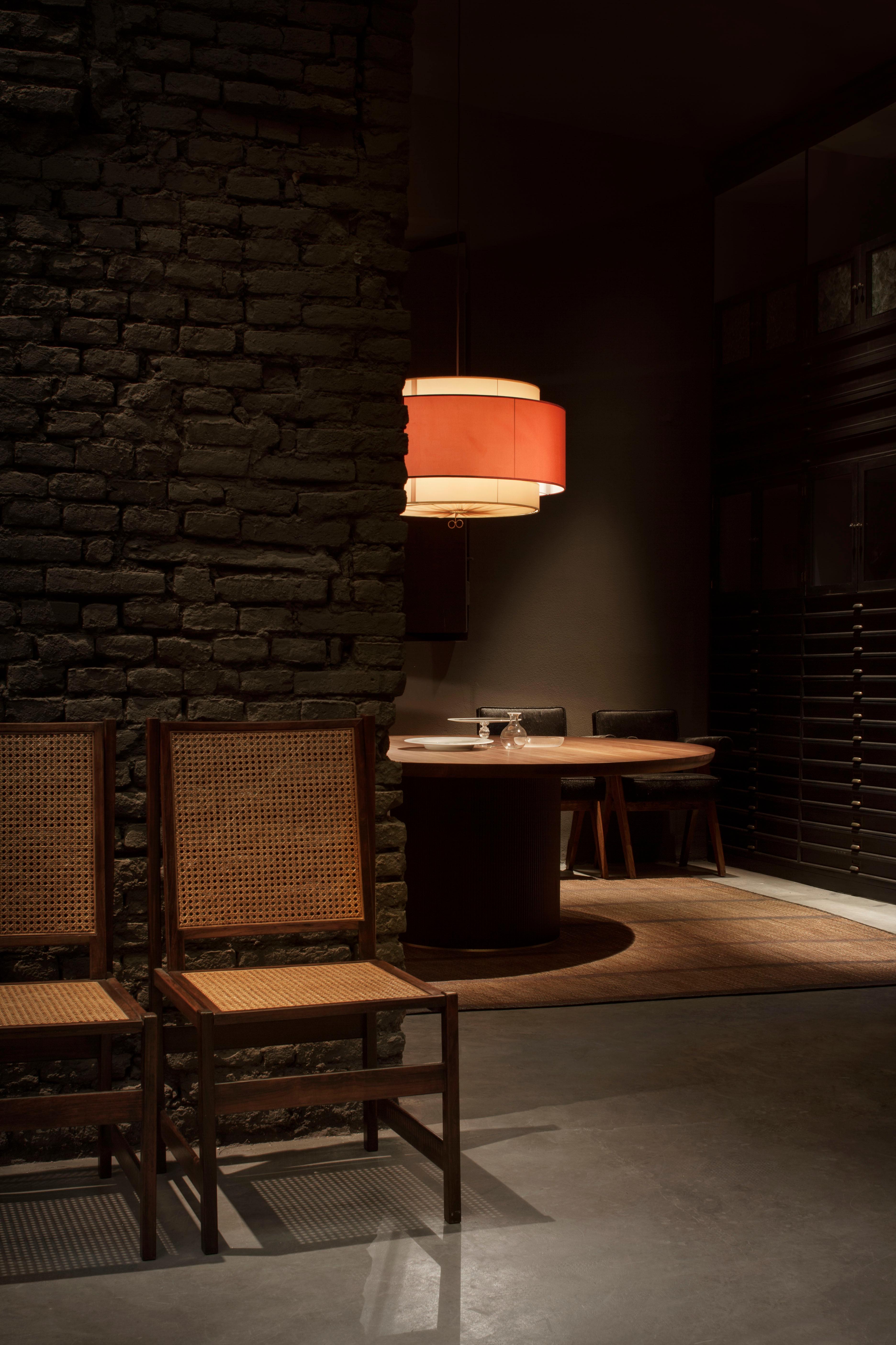 Moderno Tavolo da pranzo contemporaneo QD05 con piano in legno di noce e base in Oak e dettagli in ottone in vendita