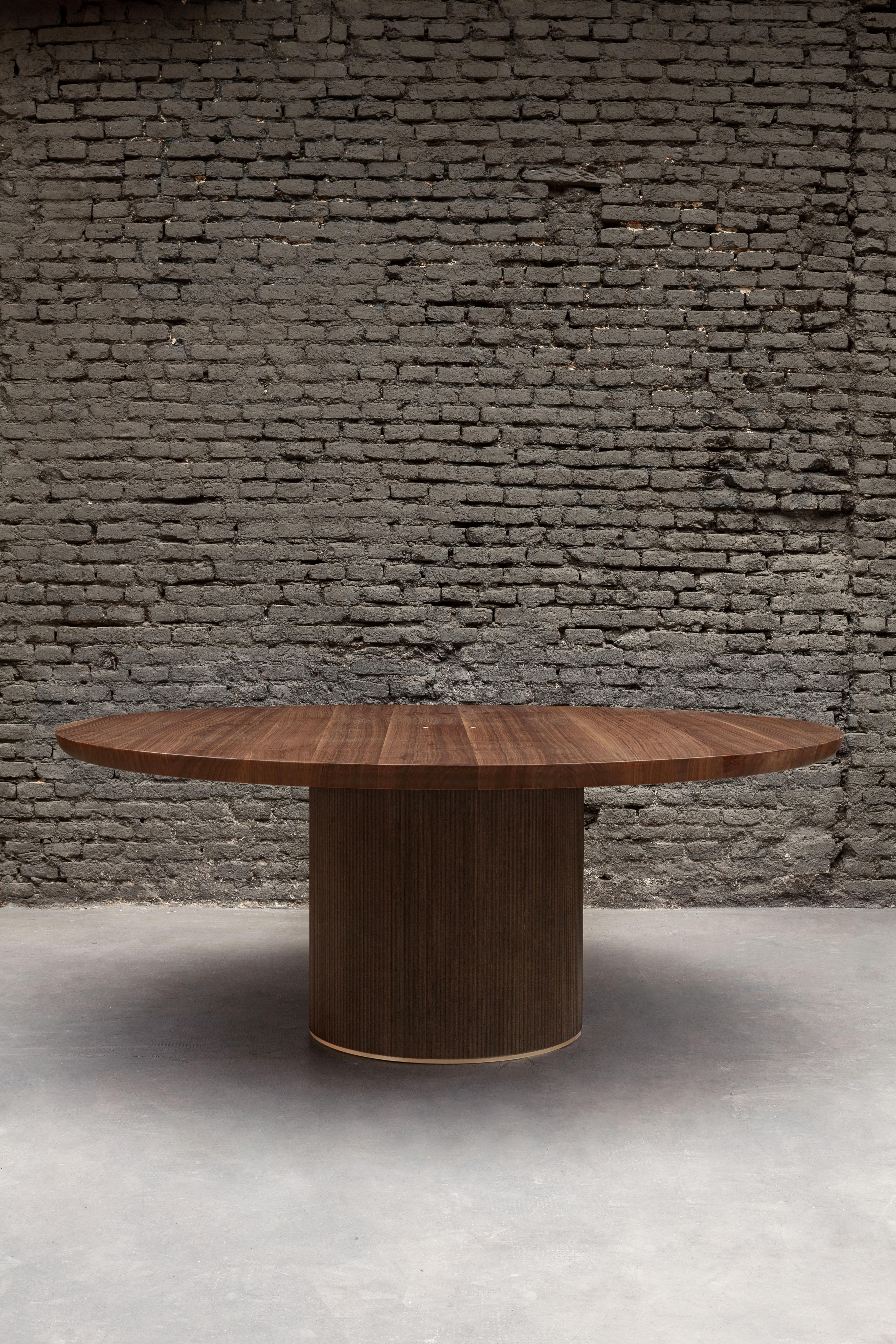 italien Table de salle à manger contemporaine QD05 avec plateau en bois de noyer et base en chêne et détails en laiton en vente