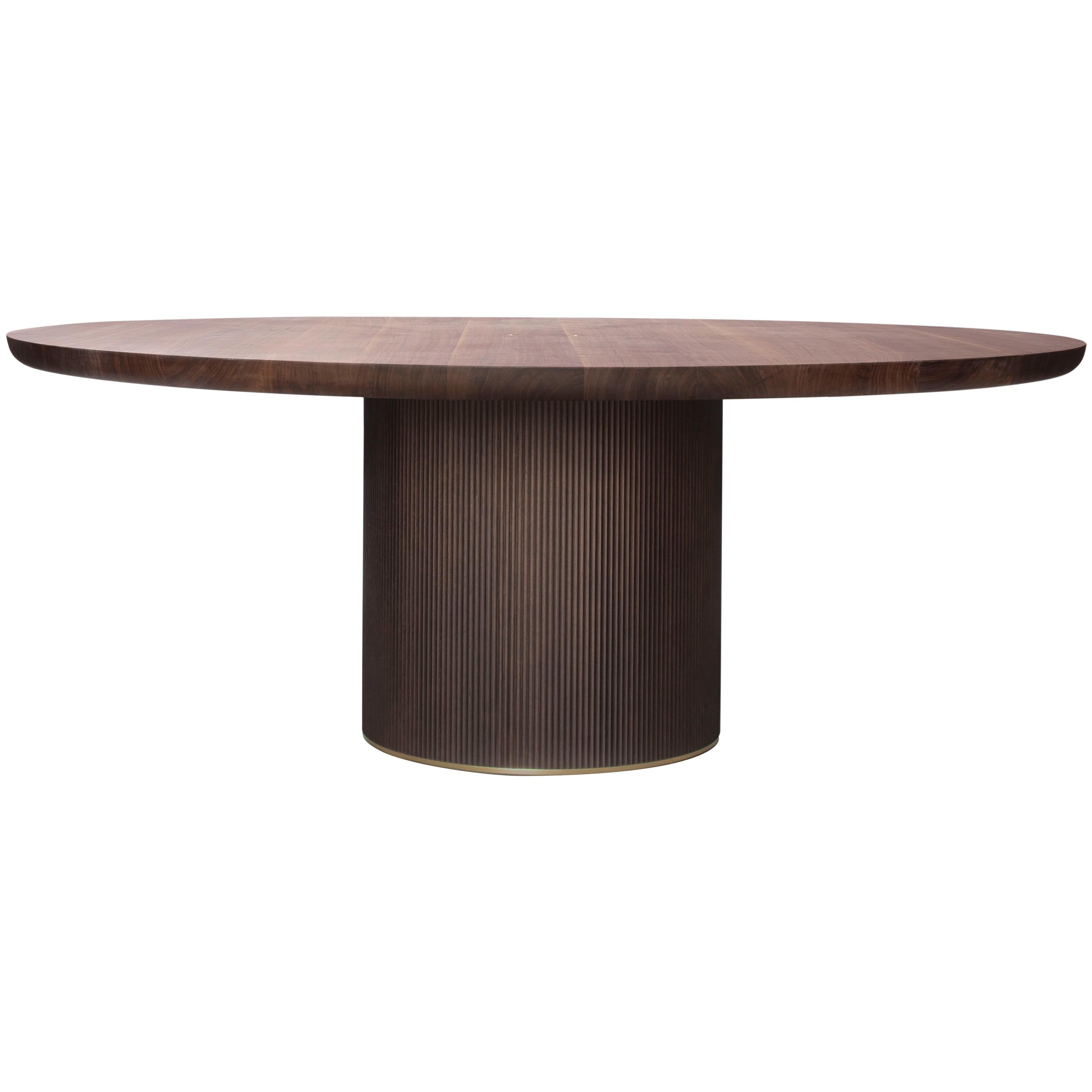 Tavolo da pranzo contemporaneo QD05 con piano in legno di noce e base in Oak e dettagli in ottone in vendita
