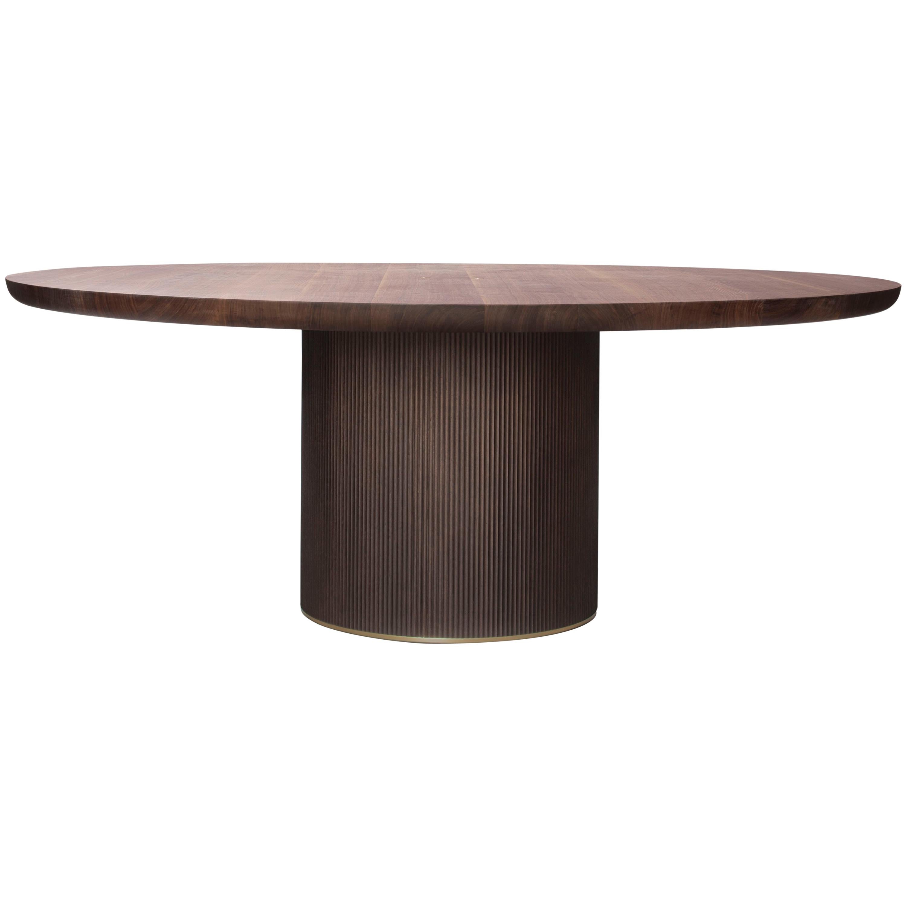 Table de salle à manger contemporaine QD05 avec plateau en bois de noyer et base en chêne et détails en laiton en vente