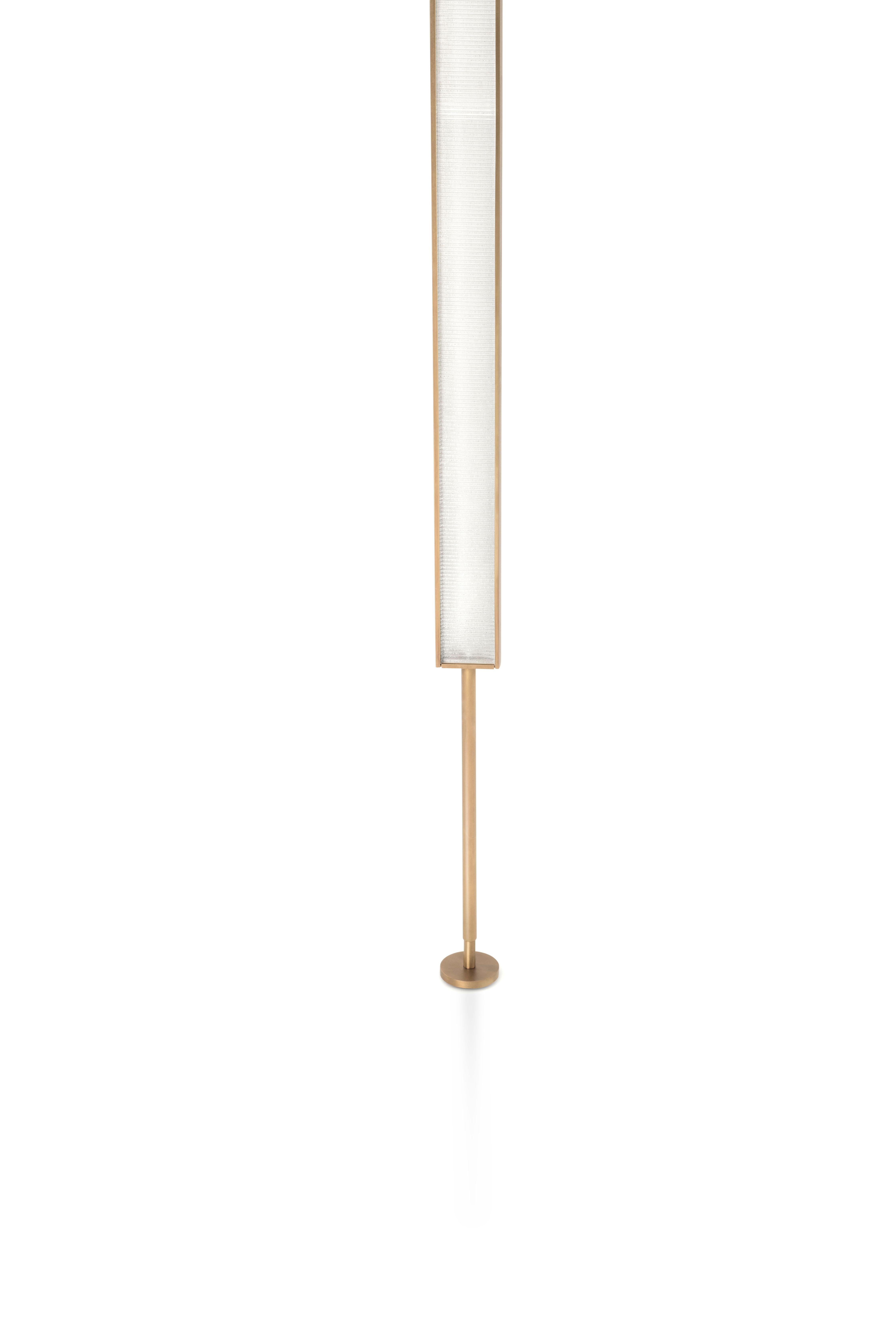 Zeitgenössische QD22-Stehlampe mit Messing und geripptem Glas (Moderne) im Angebot