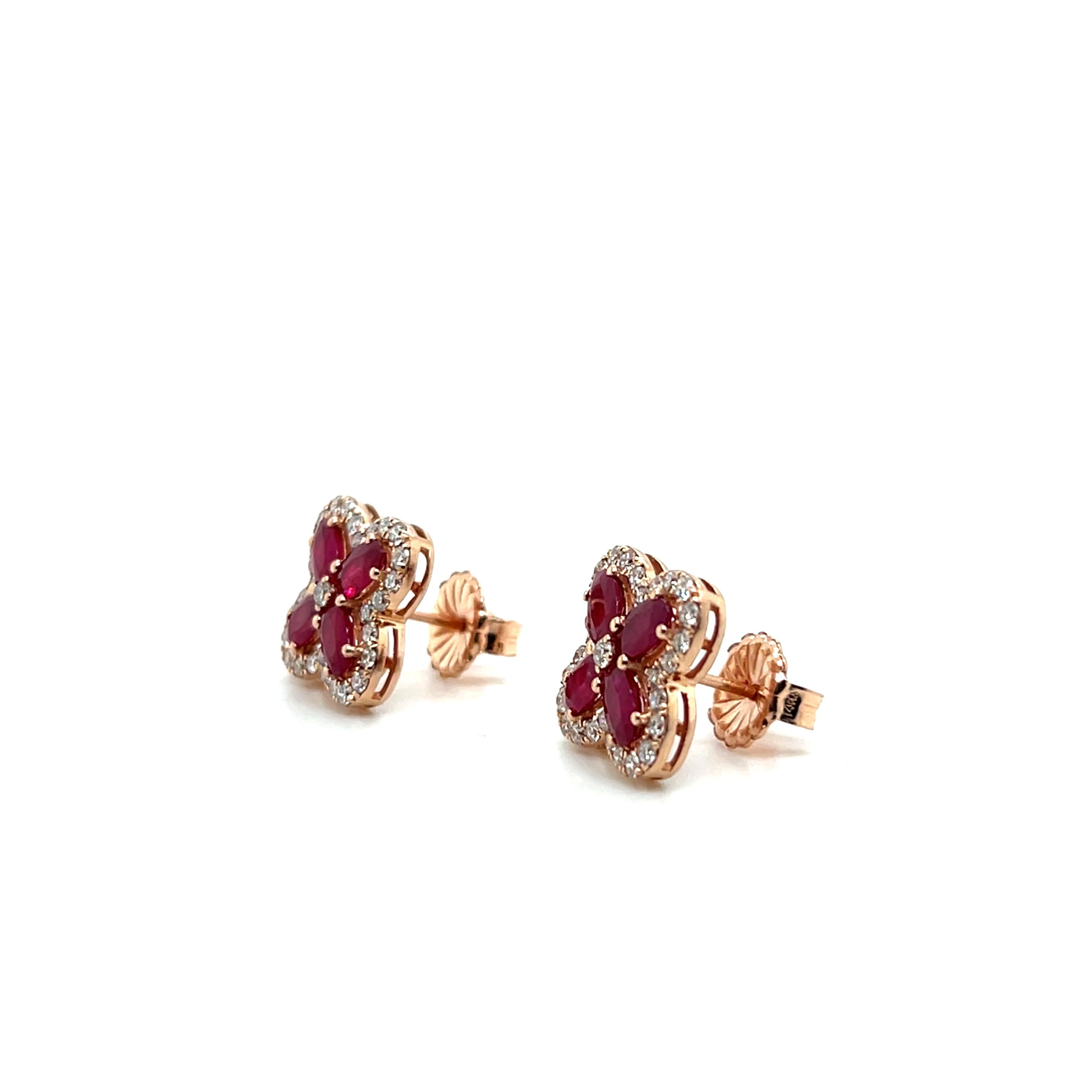 Taglio ovale Orecchini contemporanei con rubino e diamanti in oro rosa 14k a forma di quatrefoil da 2,32tcw in vendita