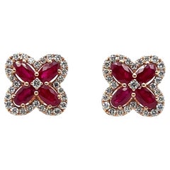 Orecchini contemporanei con rubino e diamanti in oro rosa 14k a forma di quatrefoil da 2,32tcw
