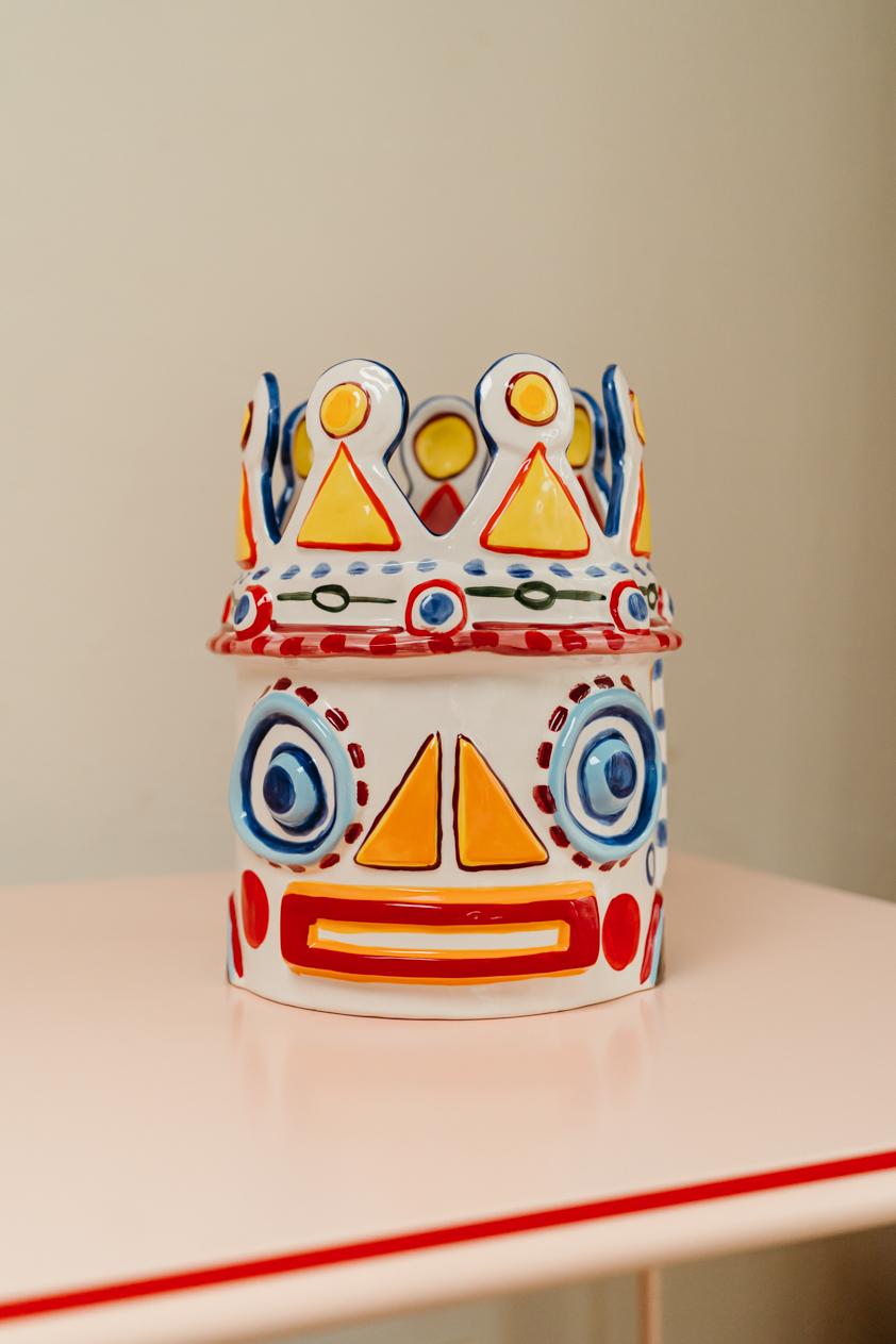schrullige Keramikvase/-urne, schöner Gegenstand, um Ihre Welt zu färben, ich benutze sie in der Küche, wie Sie sehen können ... 
