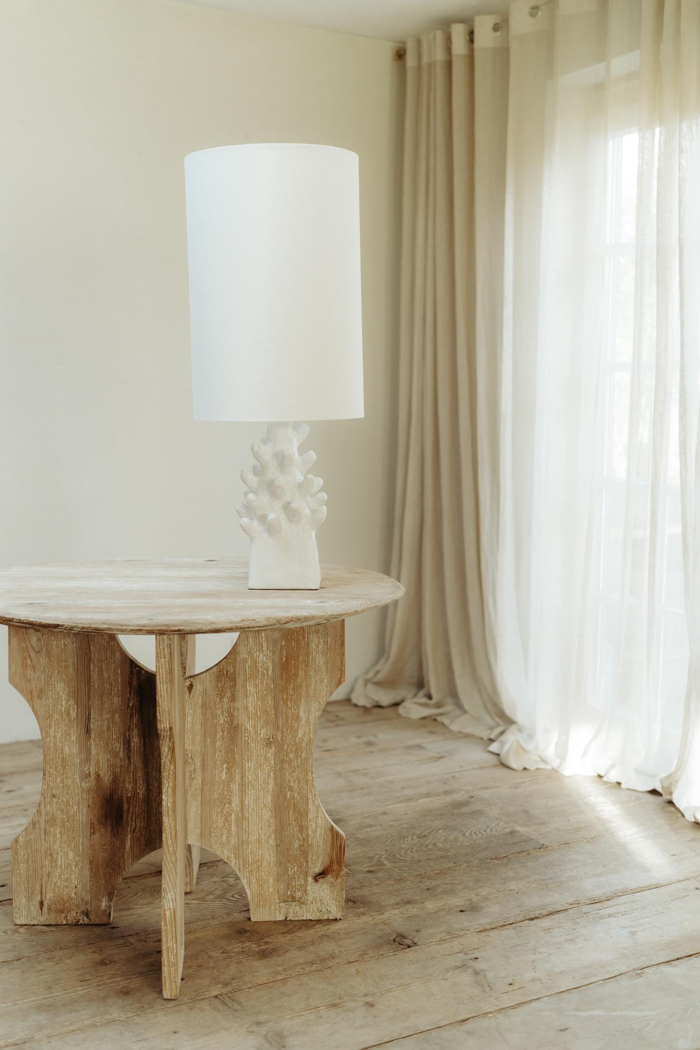 lampe contemporaine excentrique en céramique, abat-jour en lin belge inclus en vente 1