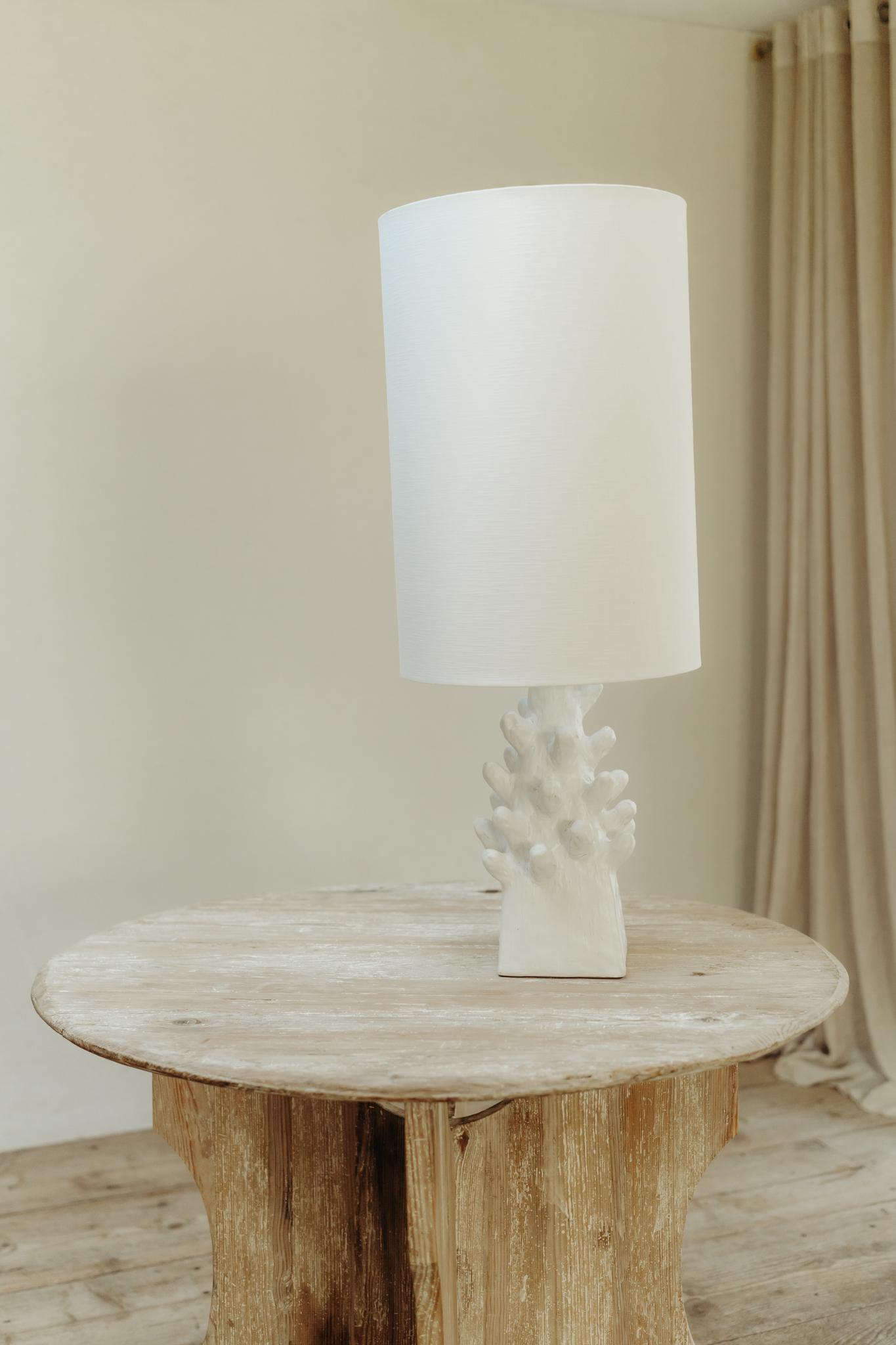 lampe contemporaine excentrique en céramique, abat-jour en lin belge inclus en vente 2