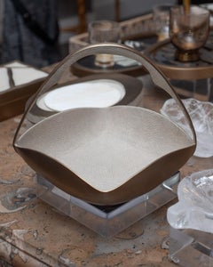 Panier contemporain en laiton R&Y Augousti avec anse et incrustation de galuchat crème