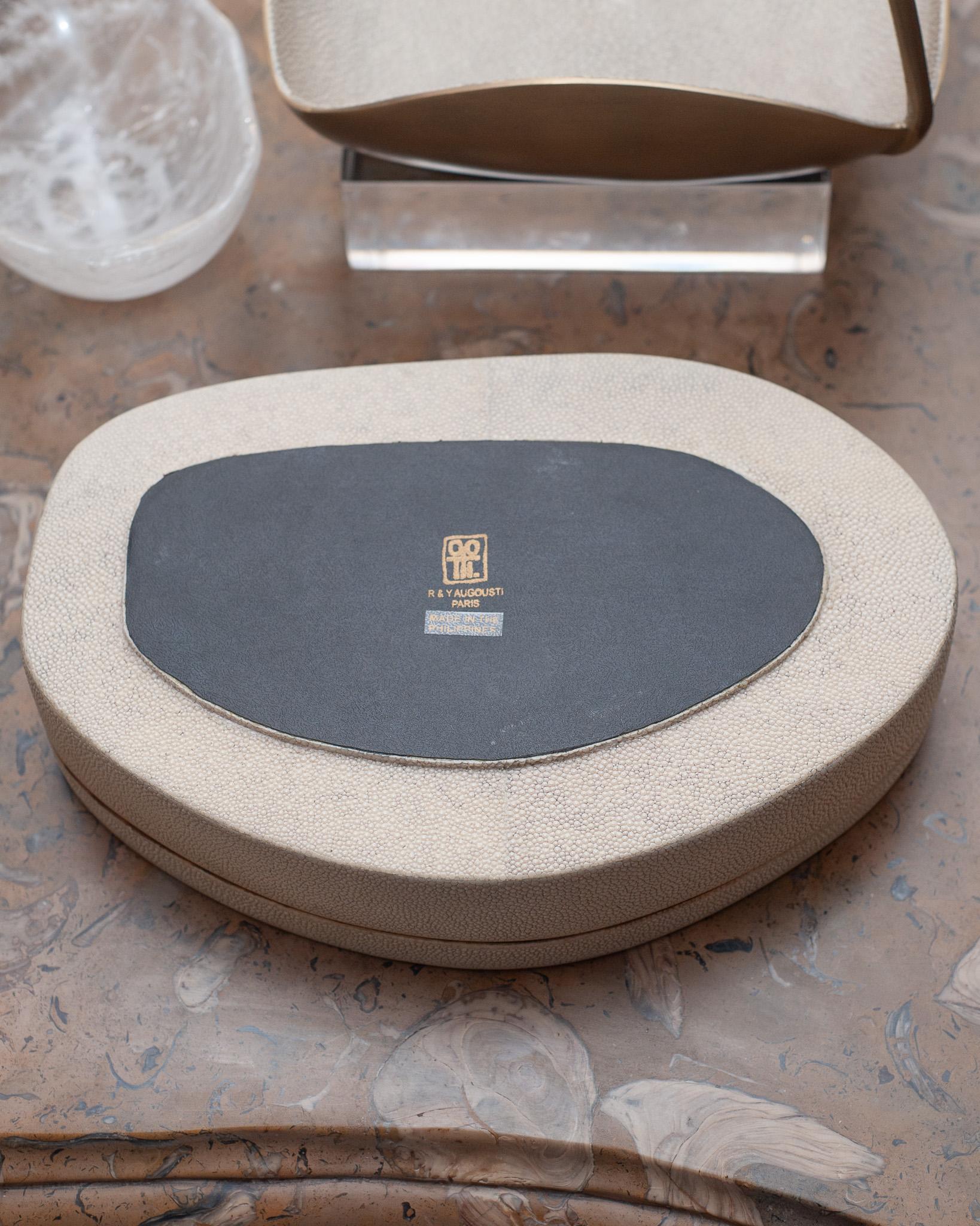 Incrusté Boîte contemporaine en galuchat crème de R & Y Augousti avec incrustation de coquillages Kabibi en vente