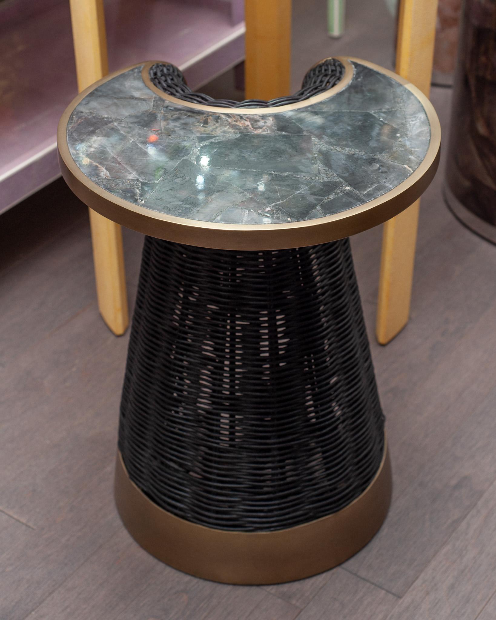 En stock et prête à être expédiée - une superbe table d'appoint en rotin et quartz noir de R&Y Augousti, avec structure en laiton patiné. Elegante par sa forme et ses courbes, cette table d'appoint est robuste et de belle facture, avec du rotin