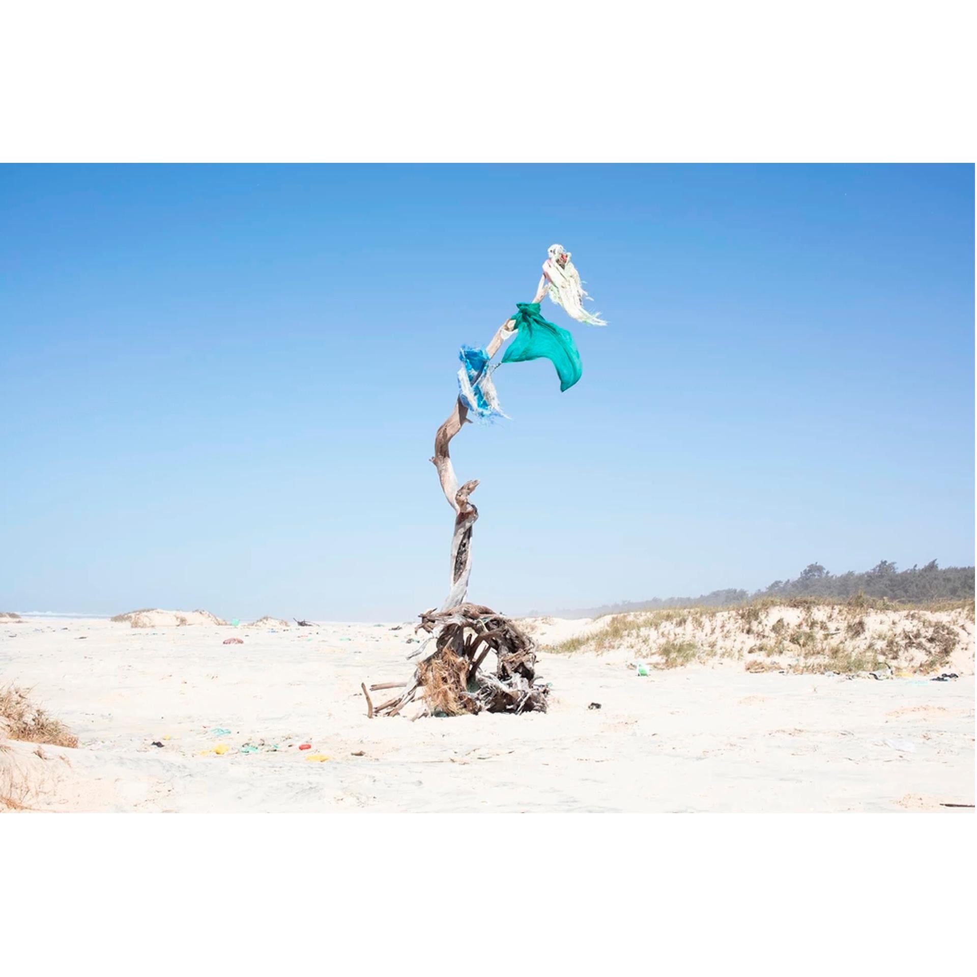 The Khamekaye series was executed in the Grande-Côte, a 150 km-long stretch of Senegal’s coastline between the northern outskirts of Dakar and the River Senegal estuary. Every now and then on this big expanse of beaches and sand dunes, one can make