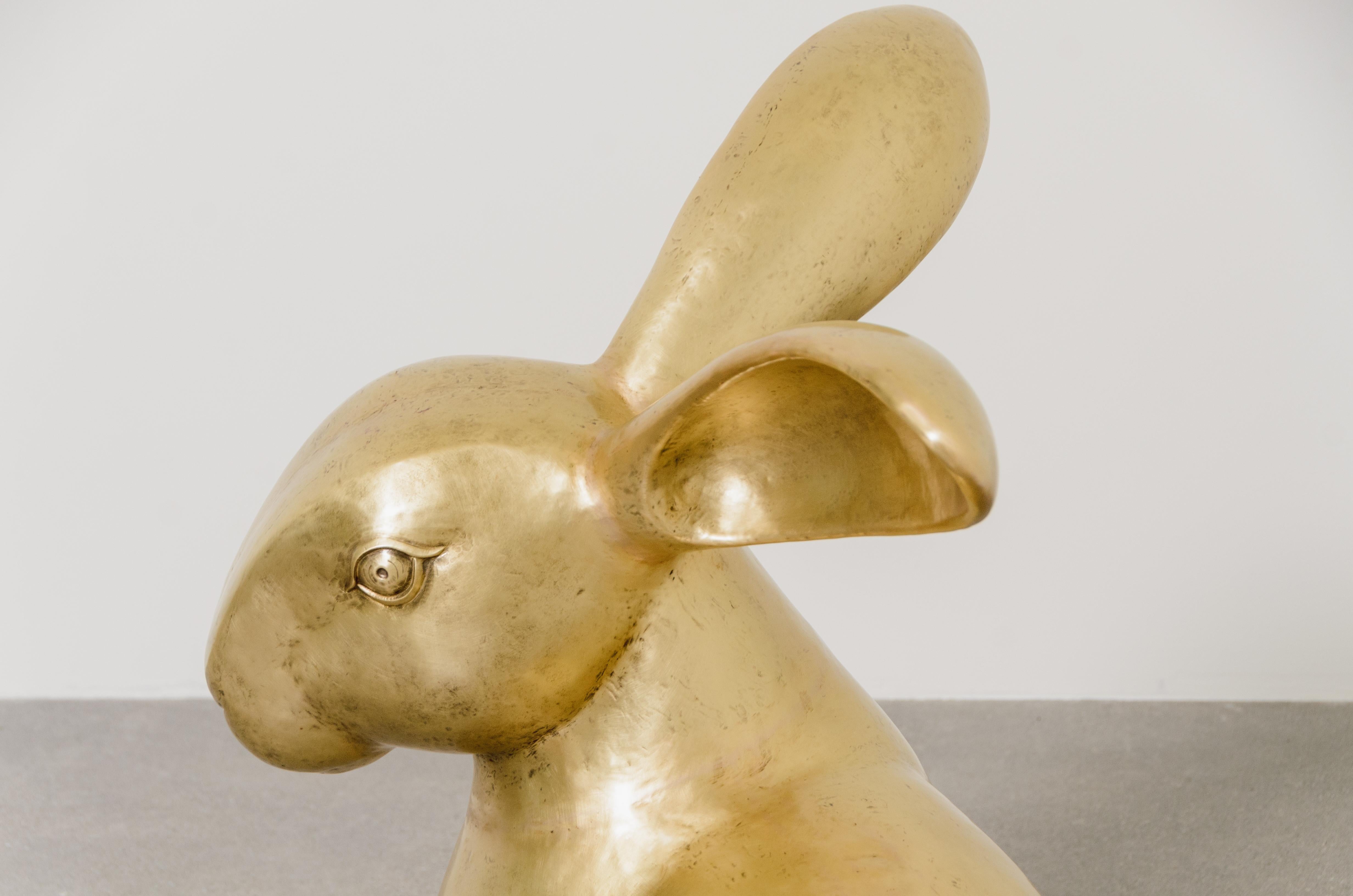 Laiton Sculpture contemporaine de lapin en laiton par Robert Kuo, repoussée à la main, limitée en vente