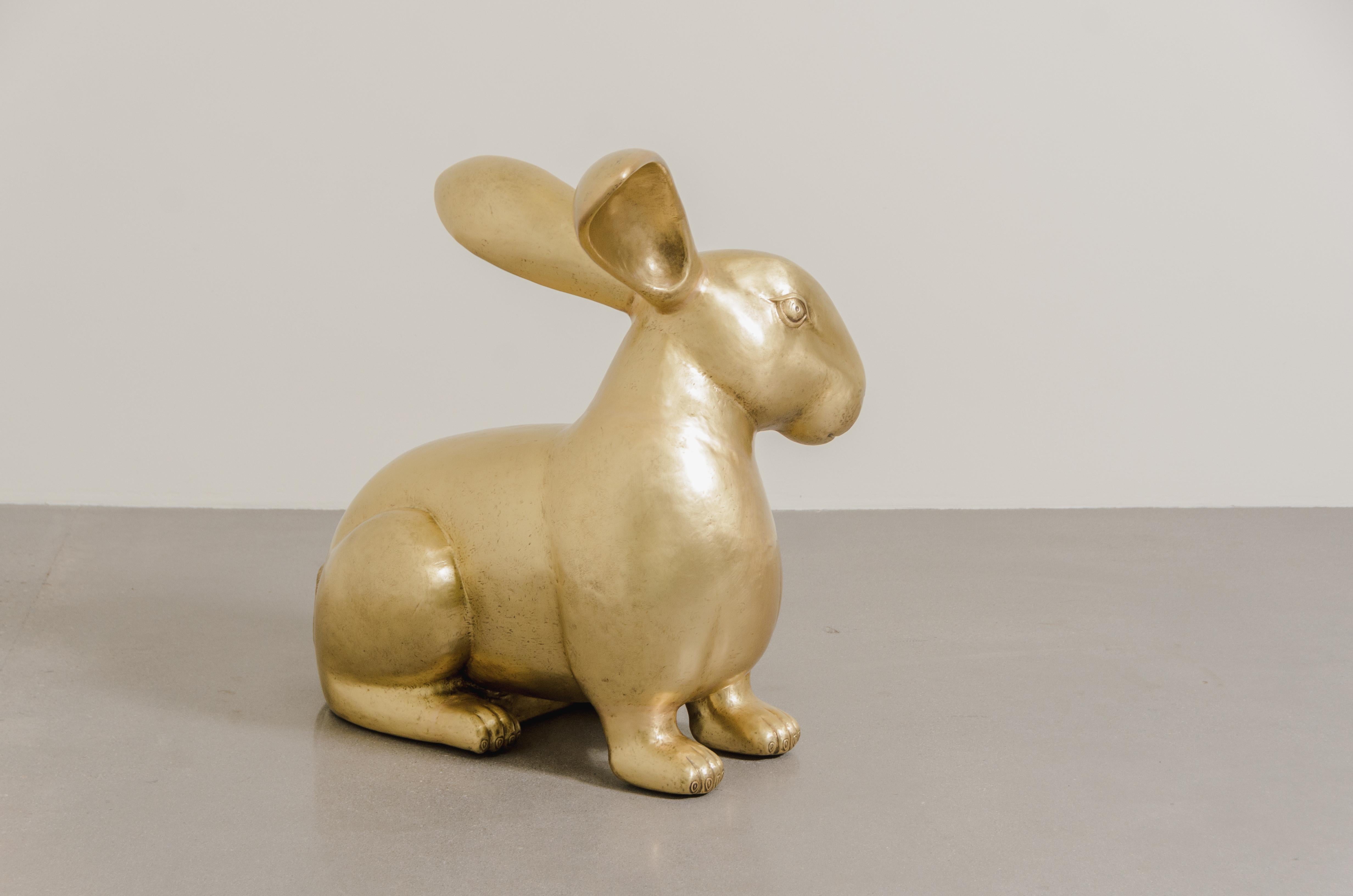 Sculpture contemporaine de lapin en laiton par Robert Kuo, repoussée à la main, limitée en vente 2