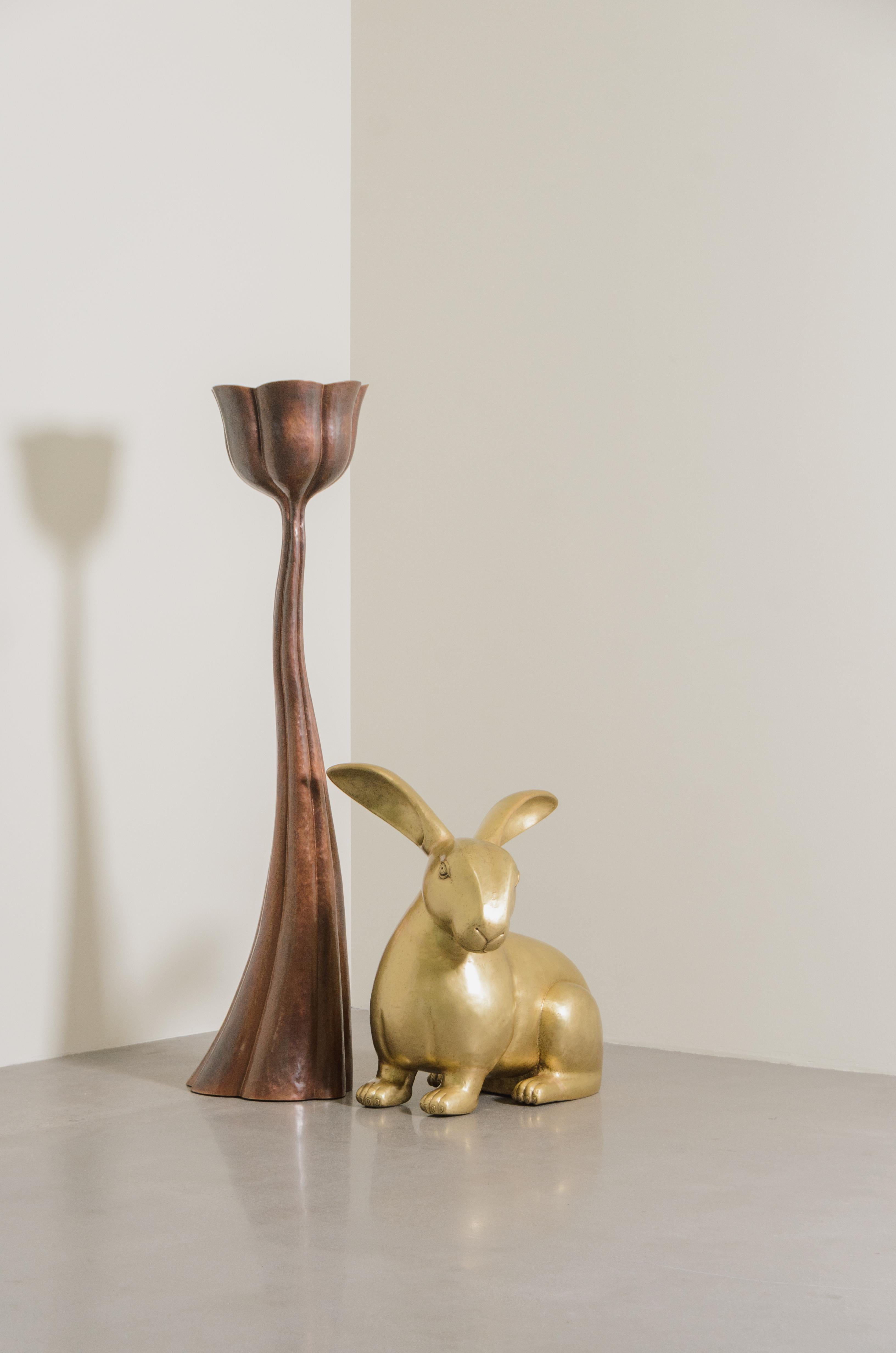 Sculpture contemporaine de lapin en laiton par Robert Kuo, repoussée à la main, limitée en vente 3