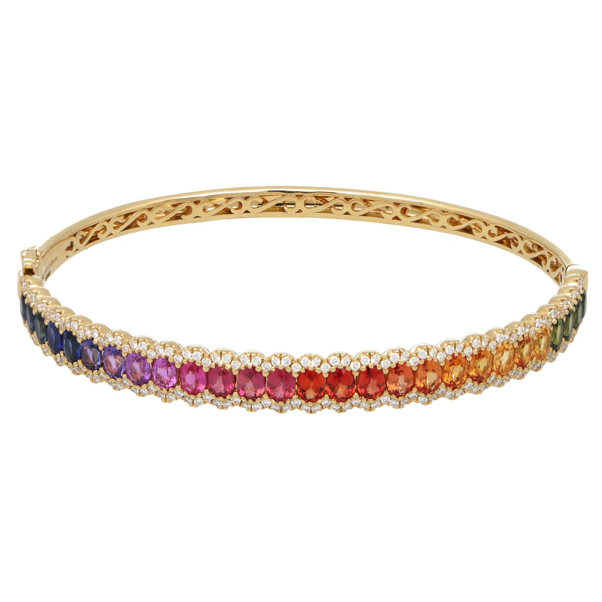 Contemporary Rainbow Sapphire and Diamond Hinged Bangle Set in 18k Yellow Gold In Good Condition In London, GB