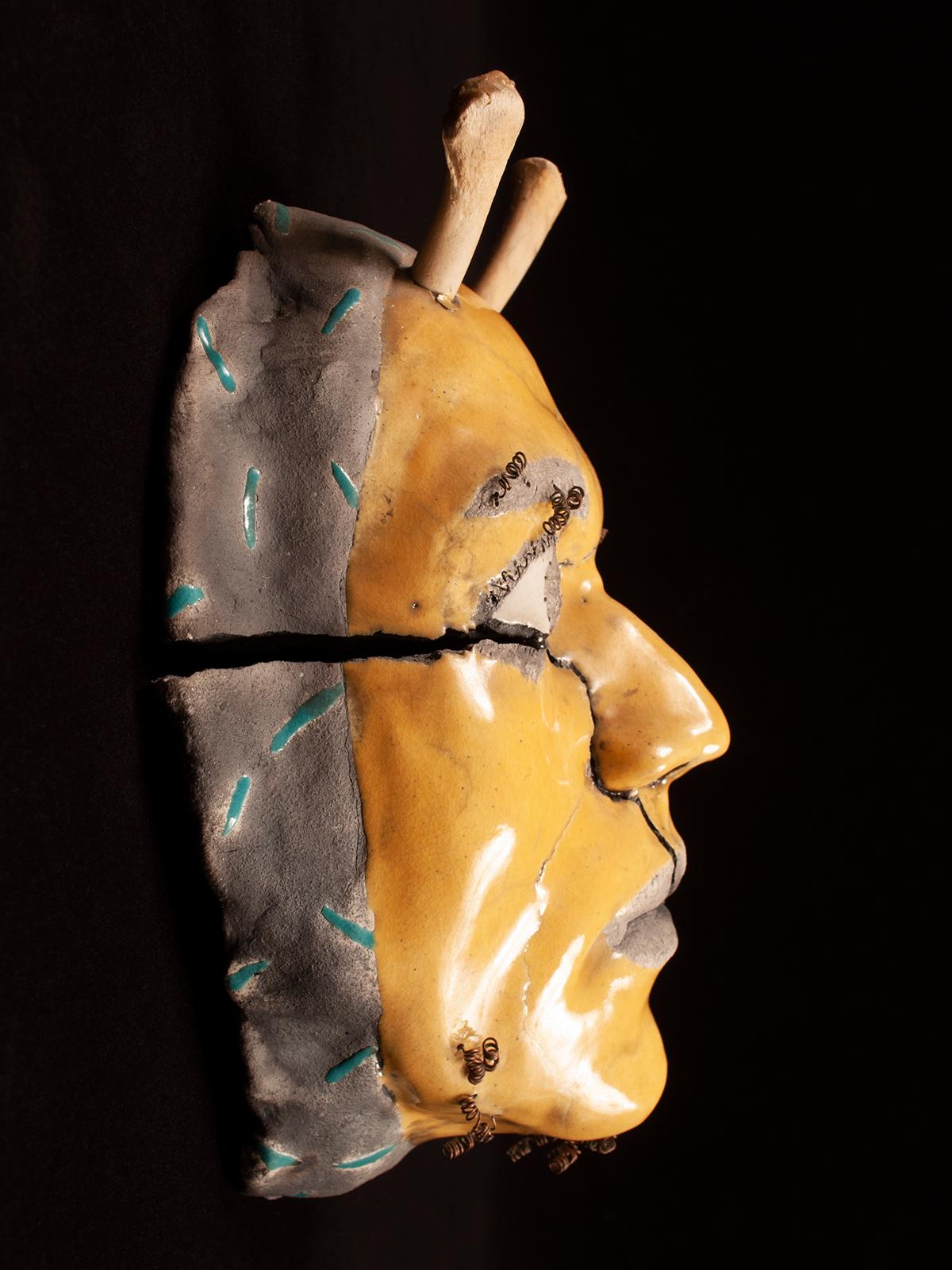 Masque tribal contemporain en céramique Raku avec bois de cerf par Argon

Un masque en céramique cuit au raku par l'artiste Argon, acheté dans les années 1980 à la Galleria de la Raza à San Francisco. L'expression est celle de l'émerveillement,