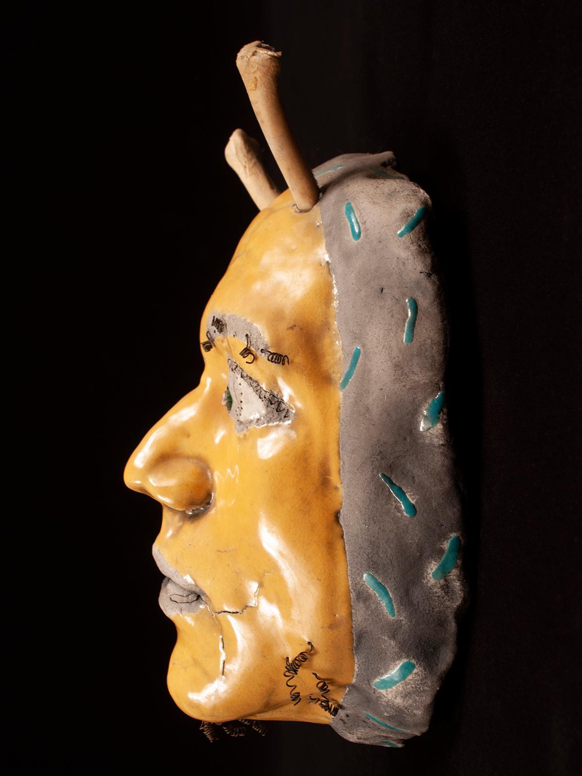 Zeitgenössische Raku-Keramik-Stammesmaske mit Geweih von Argon (amerikanisch) im Angebot