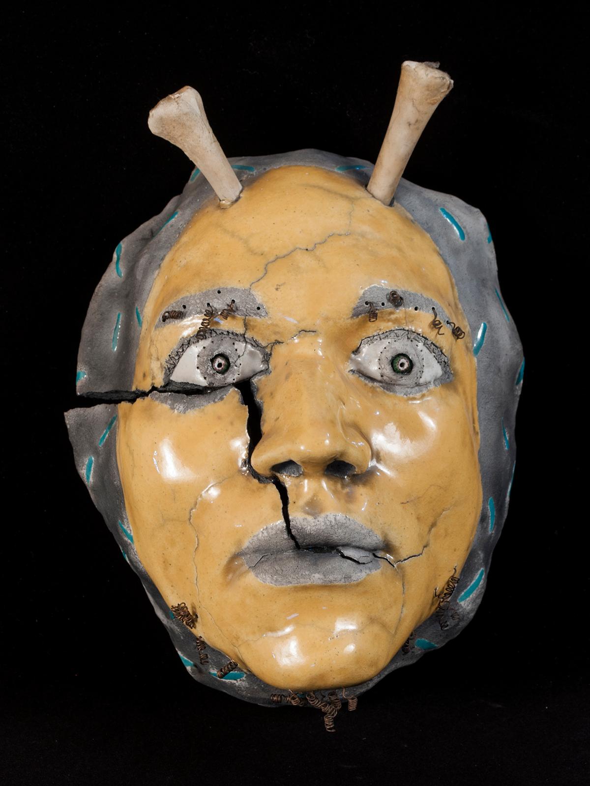 Zeitgenössische Raku-Keramik-Stammesmaske mit Geweih von Argon im Zustand „Hervorragend“ im Angebot in Point Richmond, CA