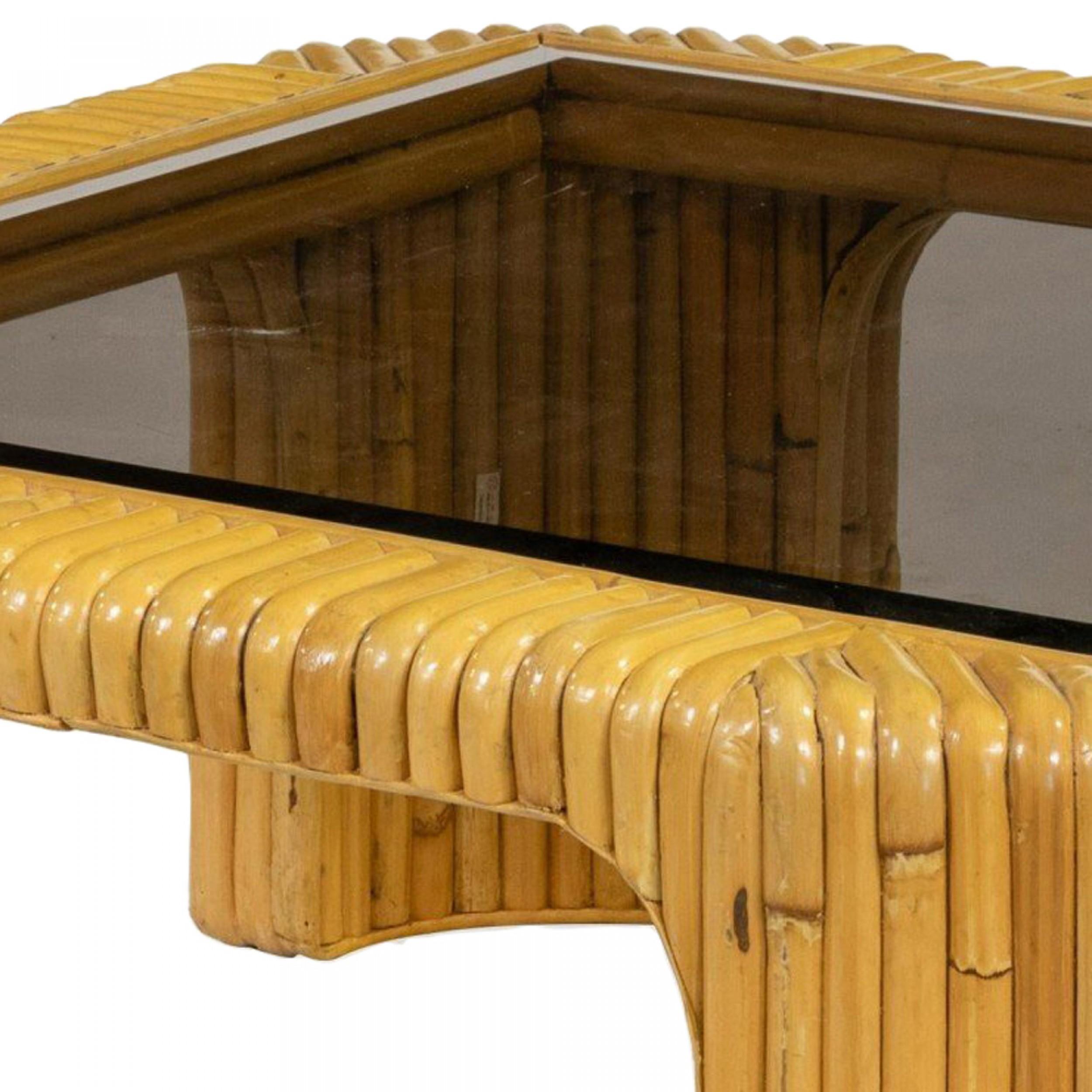Mid-Century moderno Tavolino quadrato contemporaneo in rattan e vetro fumé in vendita