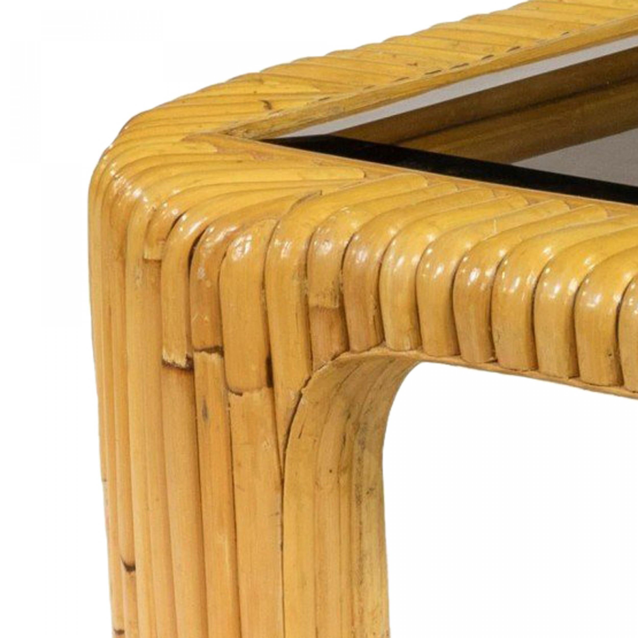 Americano Tavolino quadrato contemporaneo in rattan e vetro fumé in vendita
