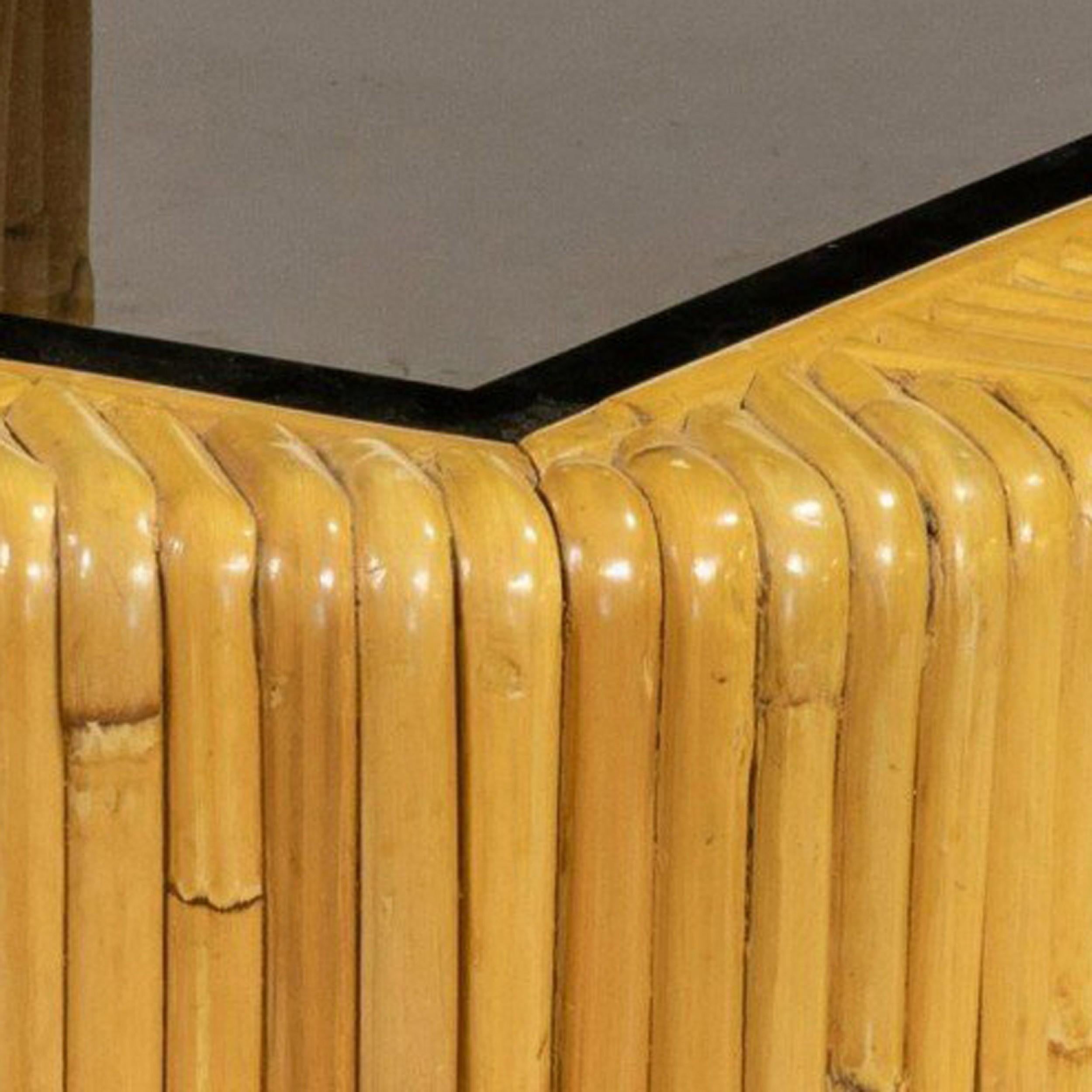 Fatto a mano Tavolino quadrato contemporaneo in rattan e vetro fumé in vendita
