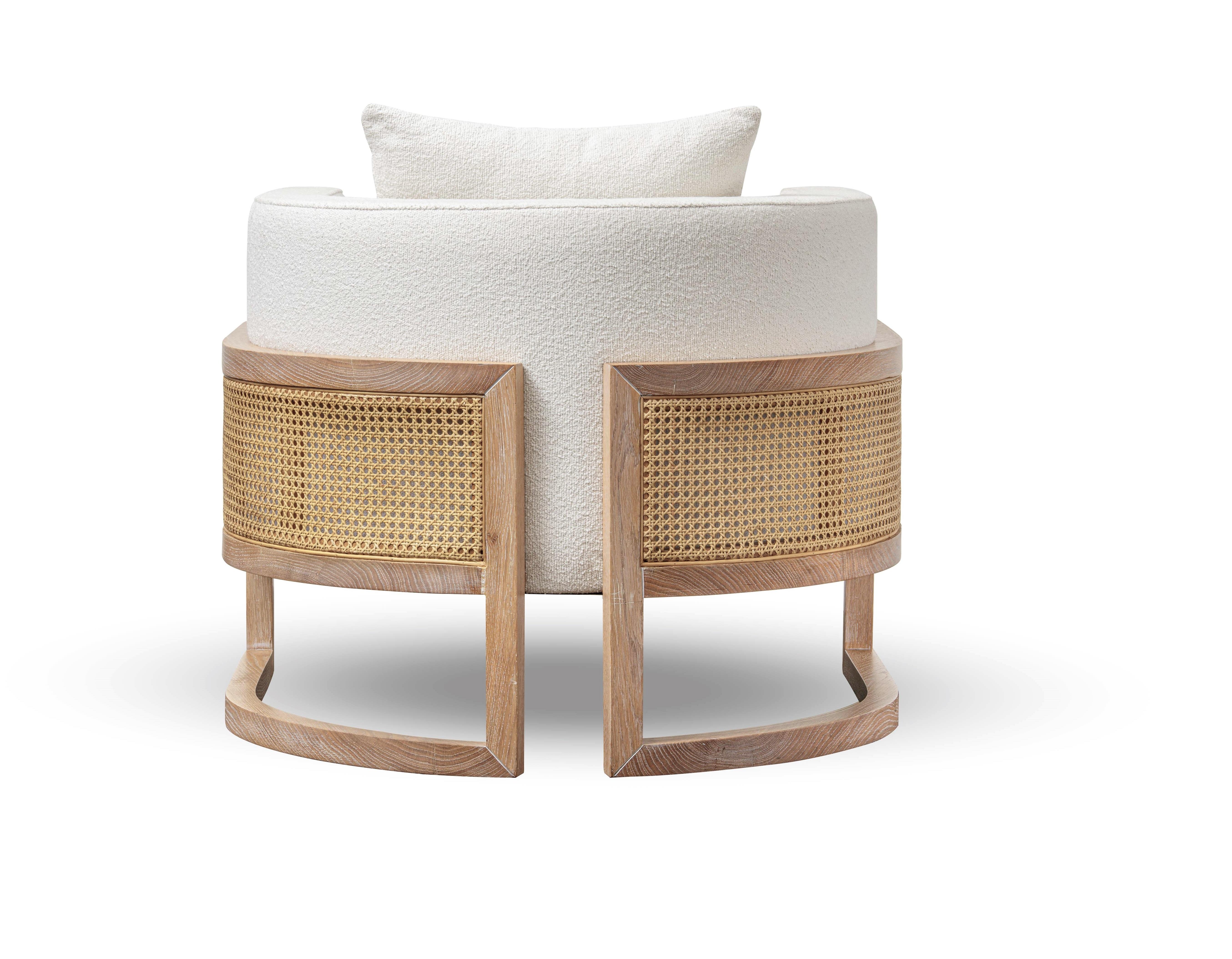 Zeitgenössisches Rattan-Sessel-Set aus weiß gewaschener massiver Eiche (Moderne) im Angebot