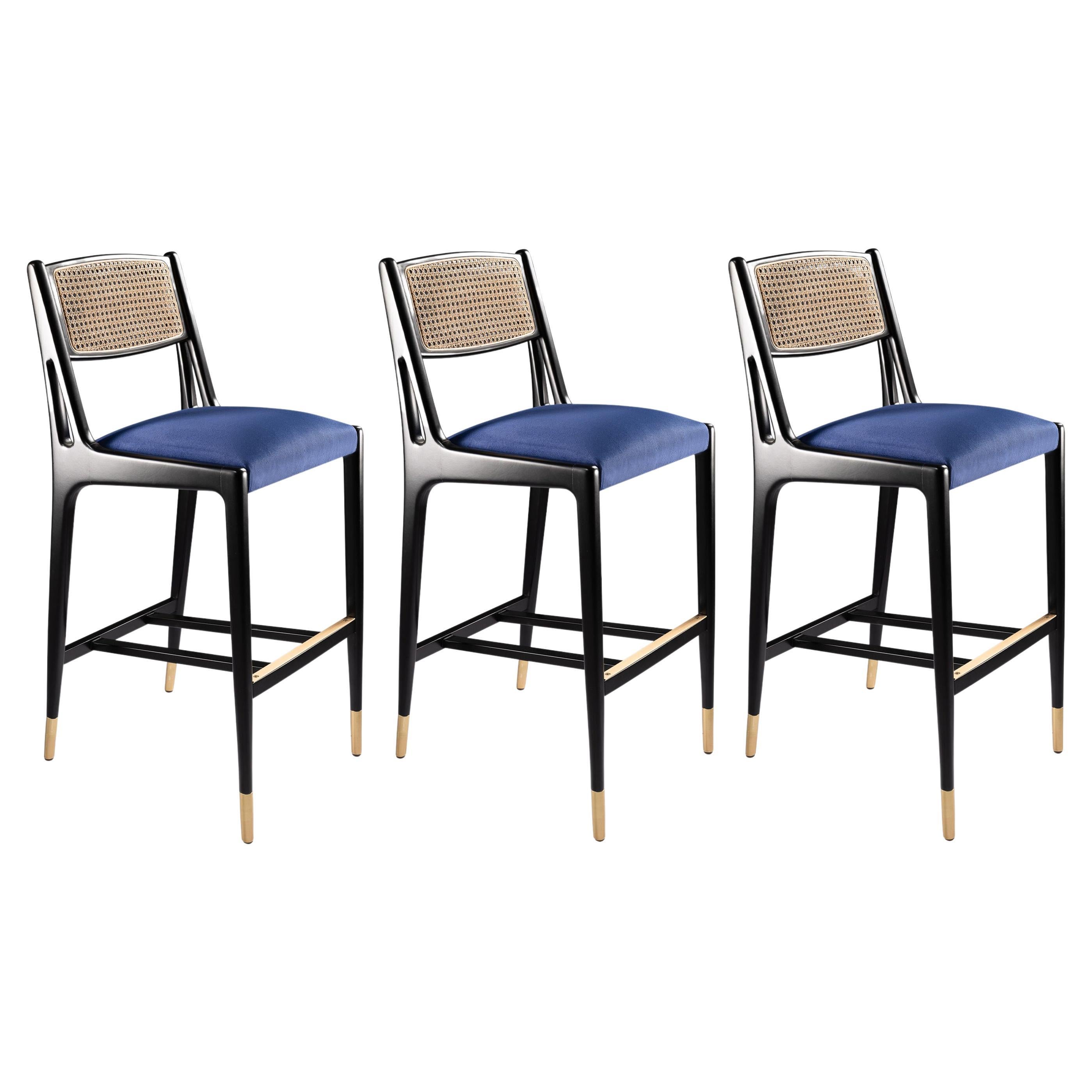 A mid-century barstool with a modern twist.
Handmade from the finest materials with Vienna straw back backrest and water repellent , stain resistant velvet, The structure is lacquered in black with gold polished stainless steel detailing.
Available