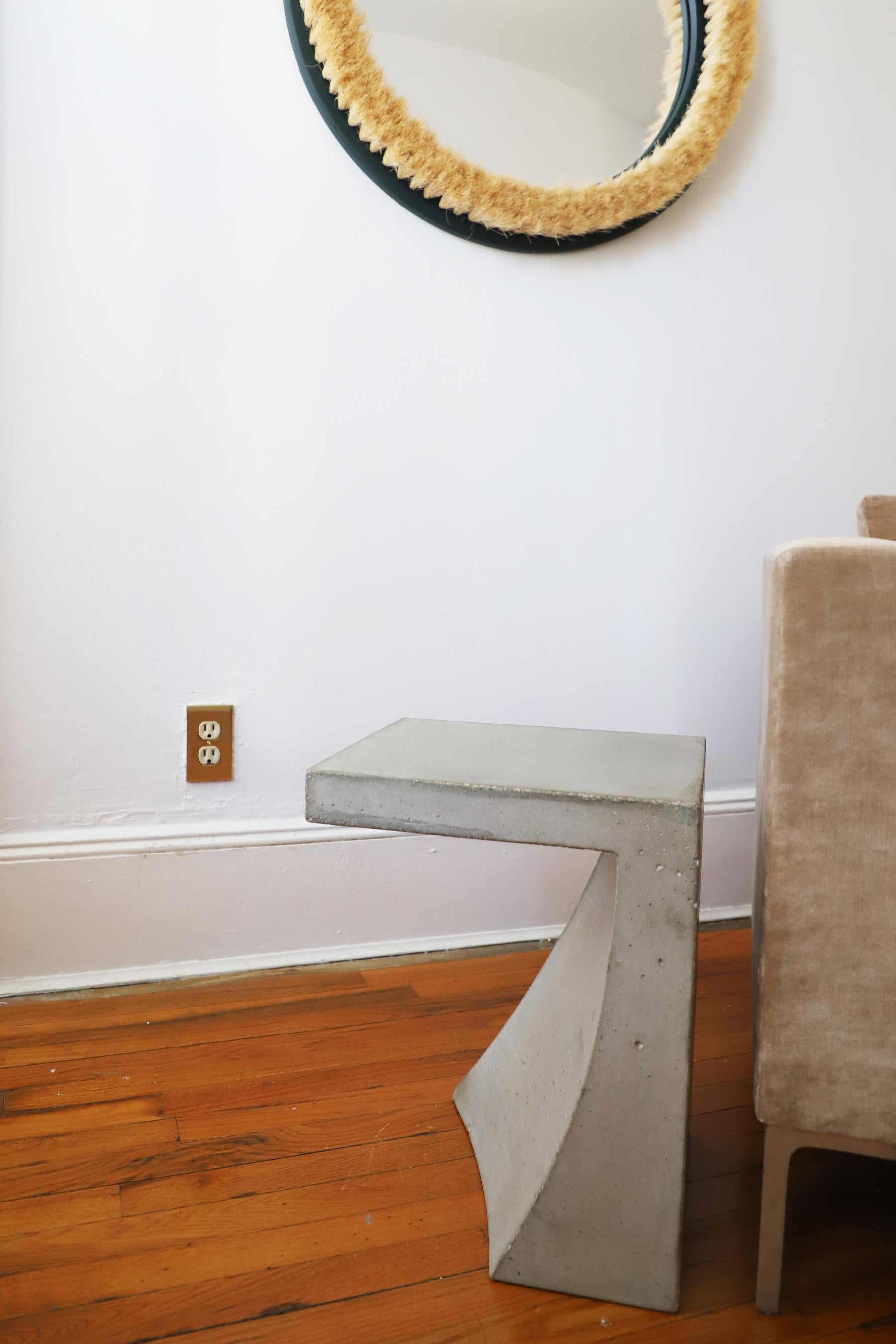 Contemporary Beistelltisch Skulptur aus Rohbeton von Studio Melrose (Gegossen) im Angebot