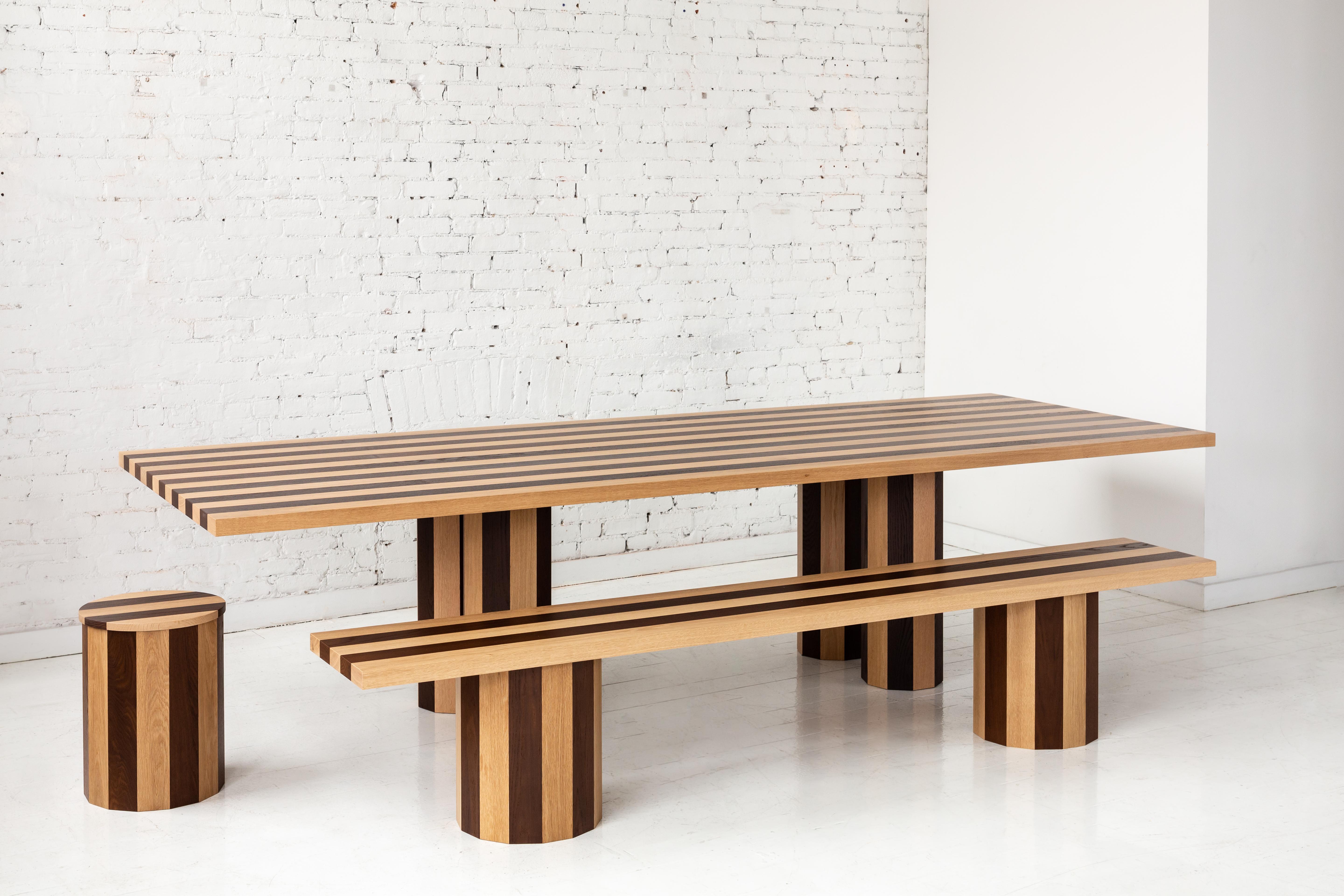 Esta mesa forma parte de la nueva colección de comedor Cooperage. Cada pieza presenta grandes elementos redondos facetados que, junto con su homónimo, hacen referencia al tradicional oficio de tonelero para fabricar barriles.

La mesa de comedor