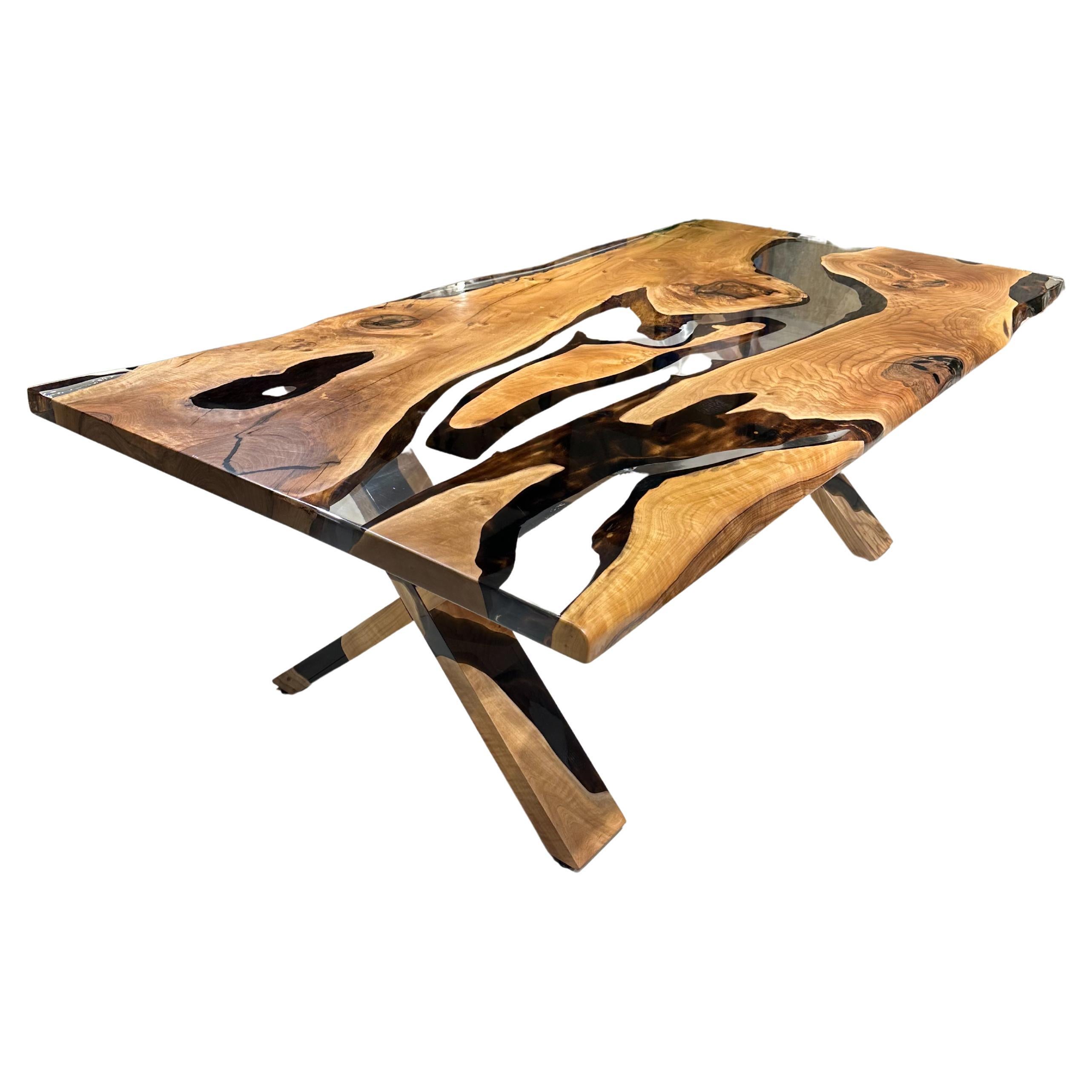 Tavolo in resina epossidica - Tavolo personalizzato in legno di noce epossidico

Questo splendido tavolo è realizzato in legno di noce e resina epossidica trasparente. La bellezza unica delle curve naturali del legno d'ulivo combinate con