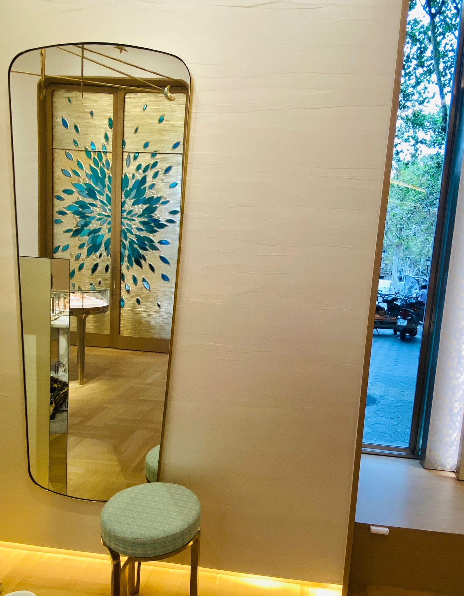 Grand miroir rectangulaire contemporain à bords ronds et cadre en laiton gaufré en vente 3