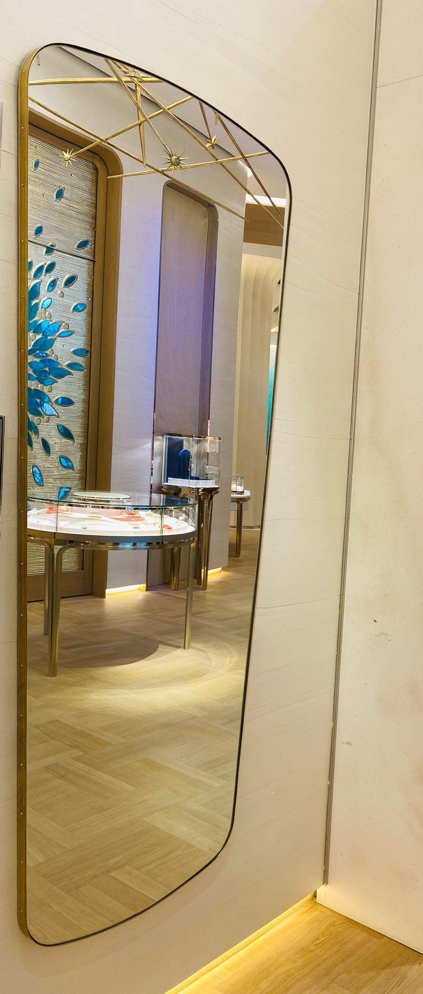 Grand miroir rectangulaire contemporain à bords ronds et cadre en laiton gaufré en vente 4