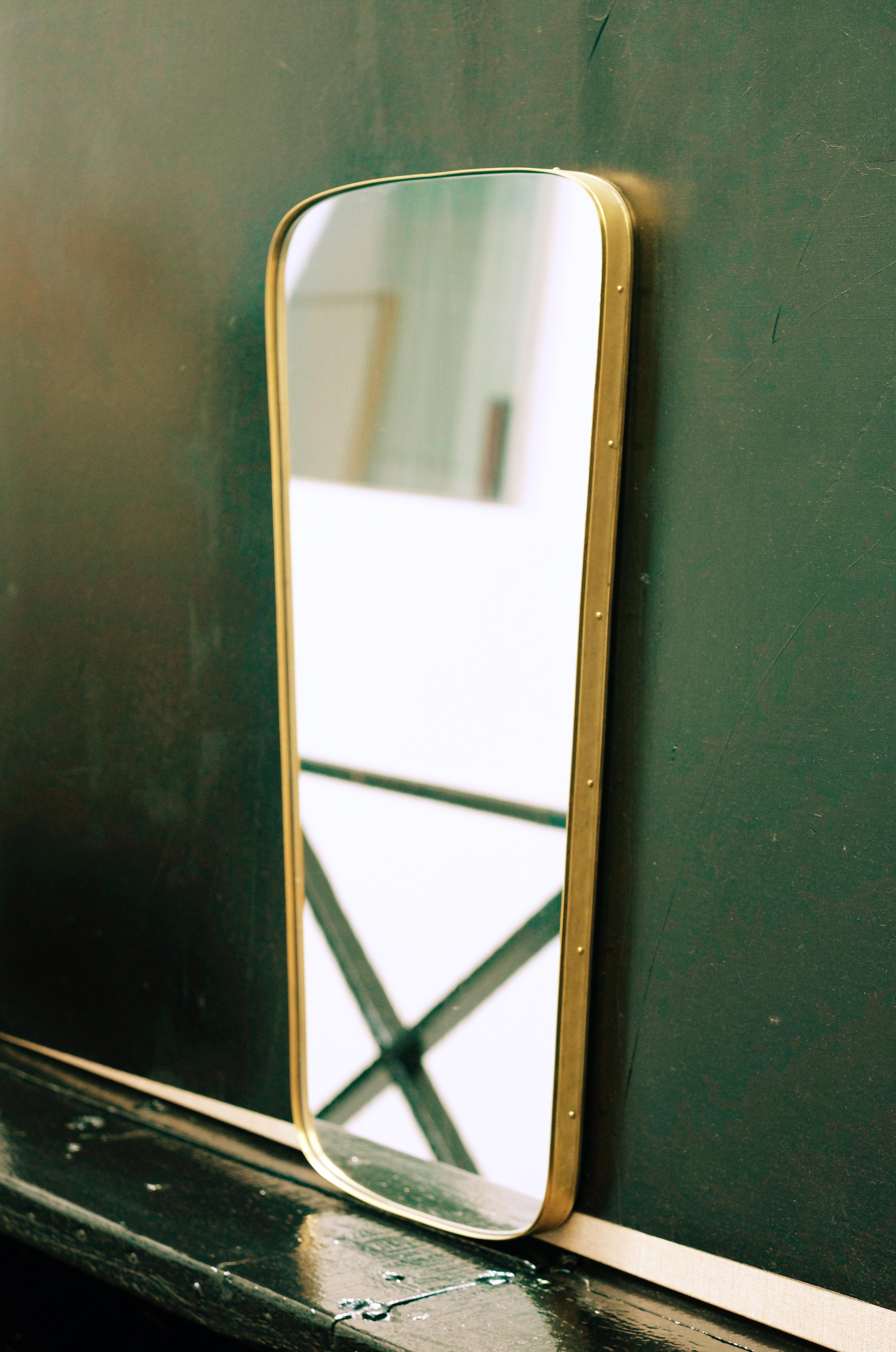 Grand miroir rectangulaire contemporain à bords ronds et cadre en laiton gaufré en vente 5