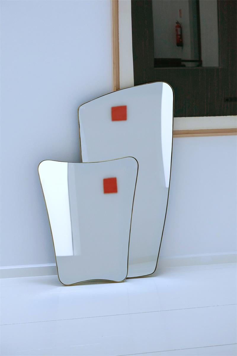 Grand miroir rectangulaire contemporain à bords ronds et cadre en laiton gaufré en vente 2