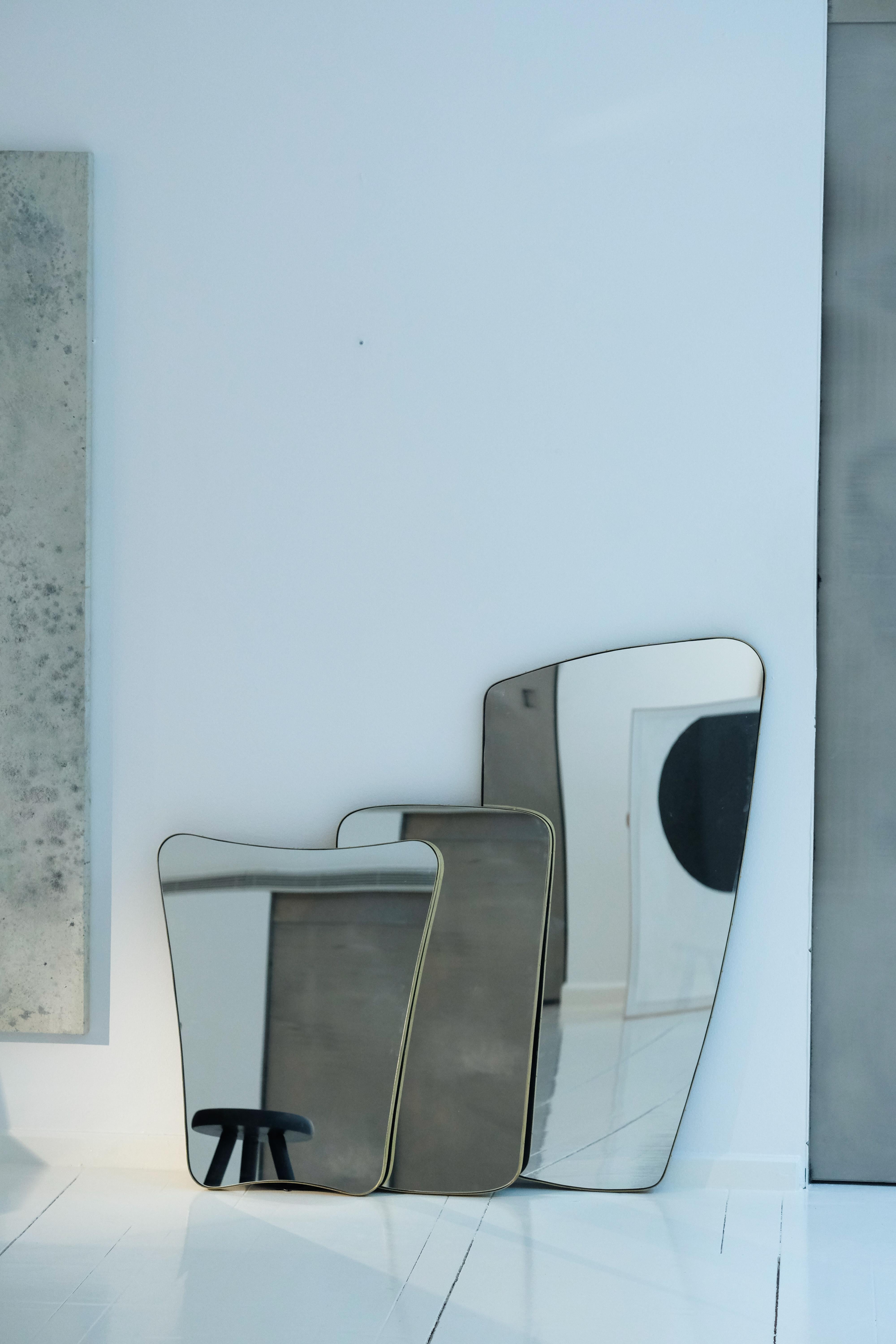 Mid-Century Modern Grand miroir rectangulaire contemporain à bords ronds et cadre en laiton gaufré en vente