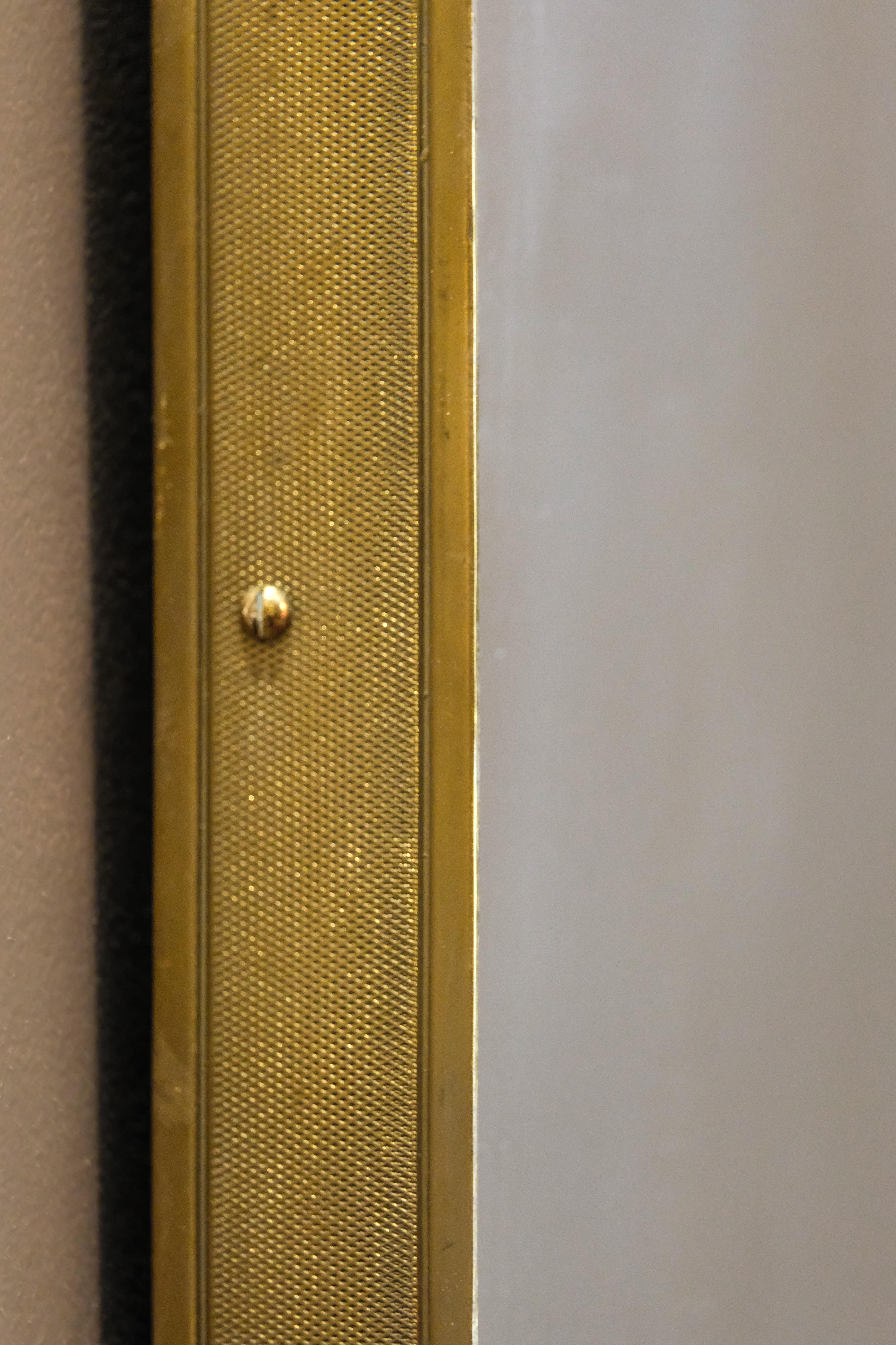 Laiton Miroir rectangulaire de style milieu de siècle Bords arrondis et cadre en laiton gaufré Medium en vente