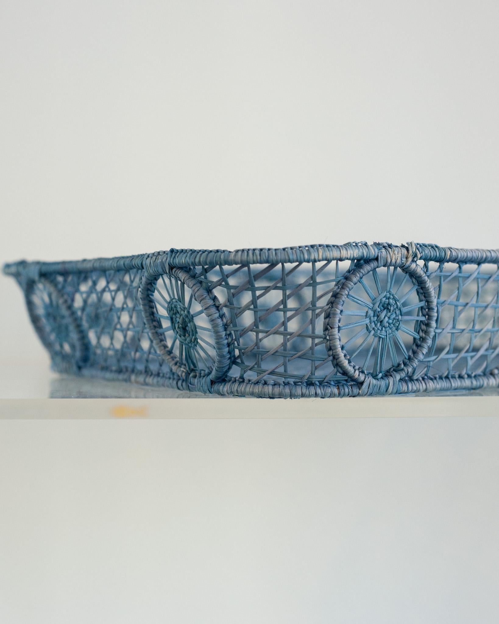 Contemporary Rectangular Rattan Serviertablett in Himmelblau mit abgerundeten Ecken (Kolumbianisch) im Angebot