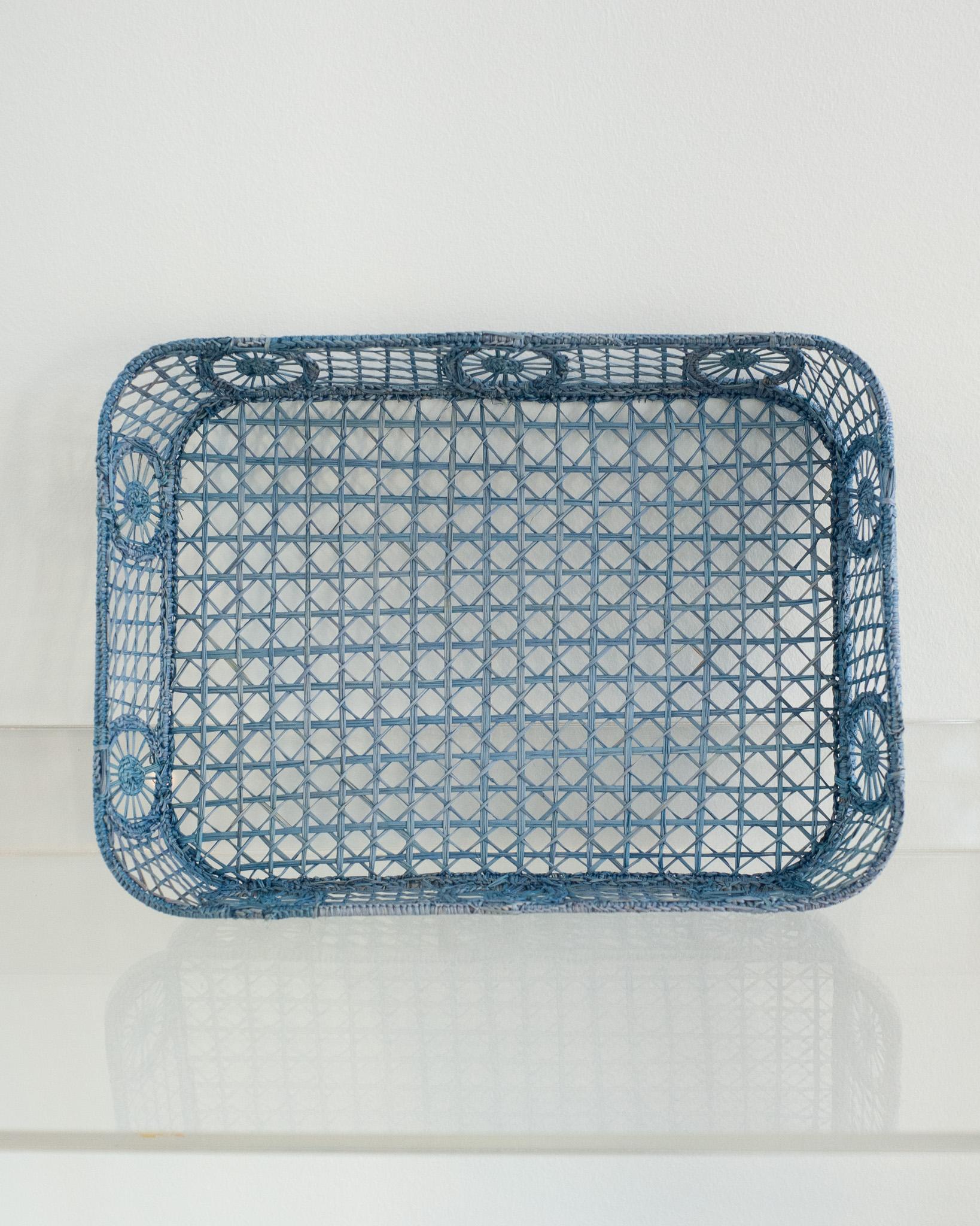 Contemporary Rectangular Rattan Serviertablett in Himmelblau mit abgerundeten Ecken (Handgewebt) im Angebot