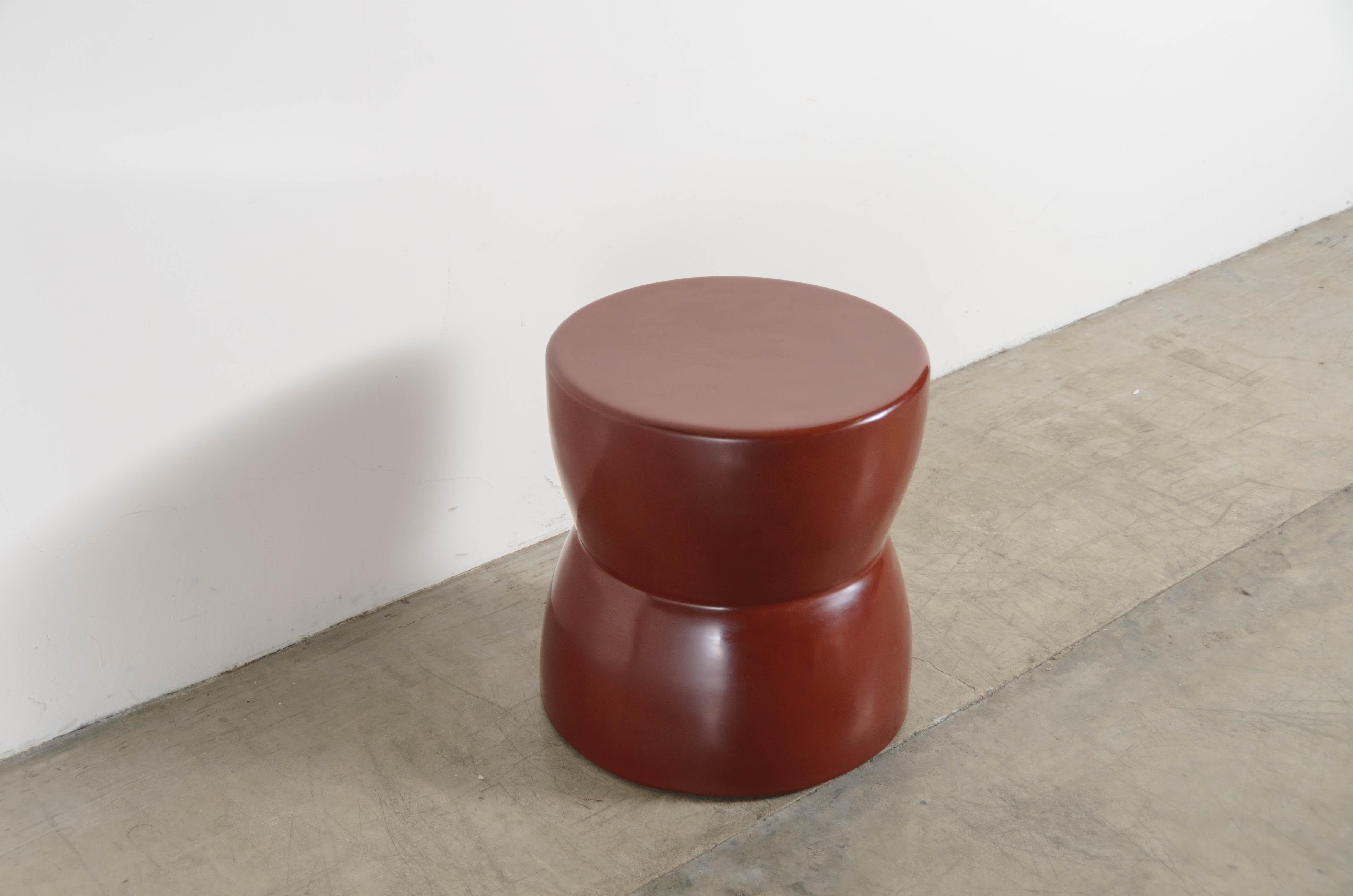 Postmoderne Tabouret de tambour bas Empire contemporain en laque de noix de béton rouge de Robert Kuo en vente