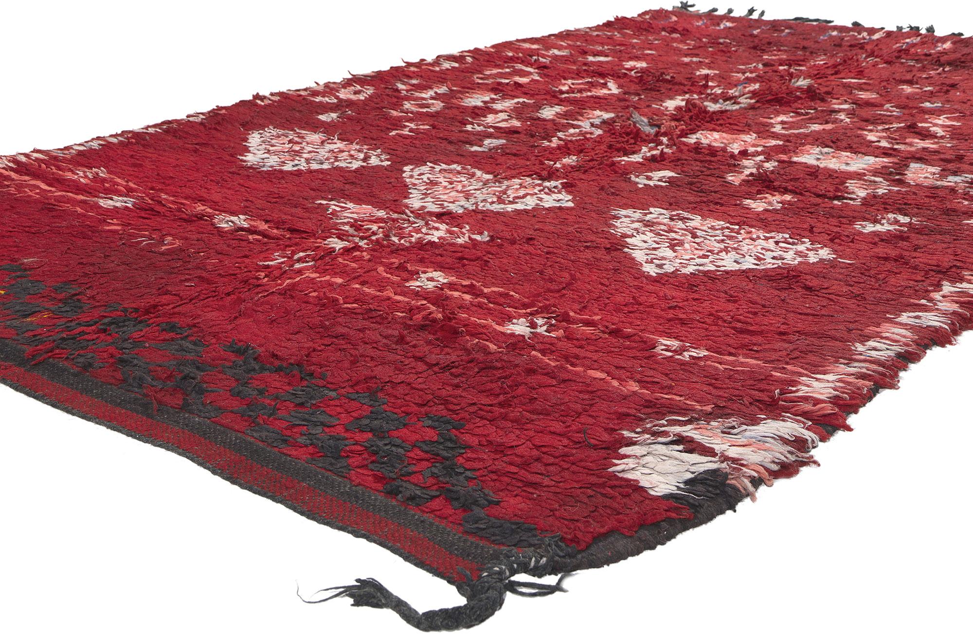 20263 Tapis marocain Vintage Talsint, 05'02 x 09'02. Ce tapis marocain Talsint vintage en laine, noué à la main, provient de la région de Figuig au nord-est du Maroc, également connue sous le nom d'Aït Bou Ichaouen. Se déployant comme une toile