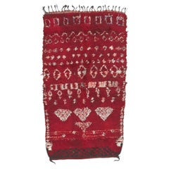 Marokkanischer roter Talsint-Teppich im Vintage-Stil, Cozy Boho Chic Meets Maximalistischer Stil