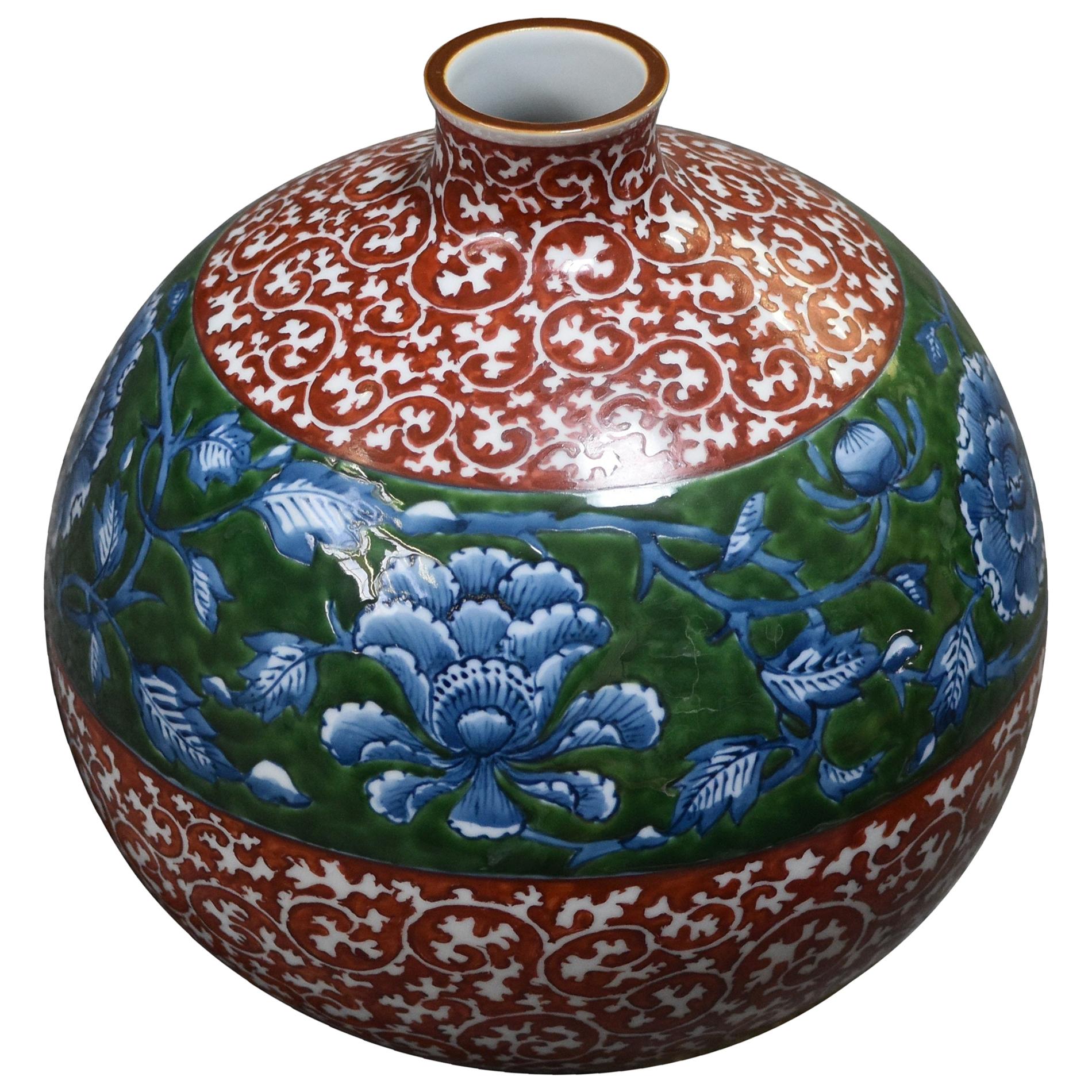 Zeitgenössische Rot-Blau-Grün-Porzellan-Vase von japanischem Meisterkünstler (Handbemalt) im Angebot