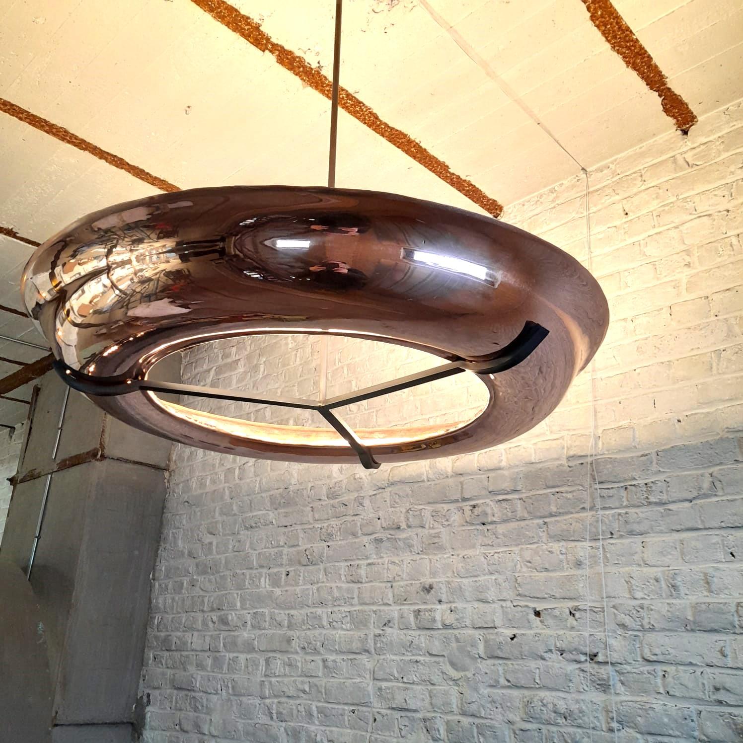 Moderne Lampe suspendue contemporaine à cuivre rouge à led  en vente
